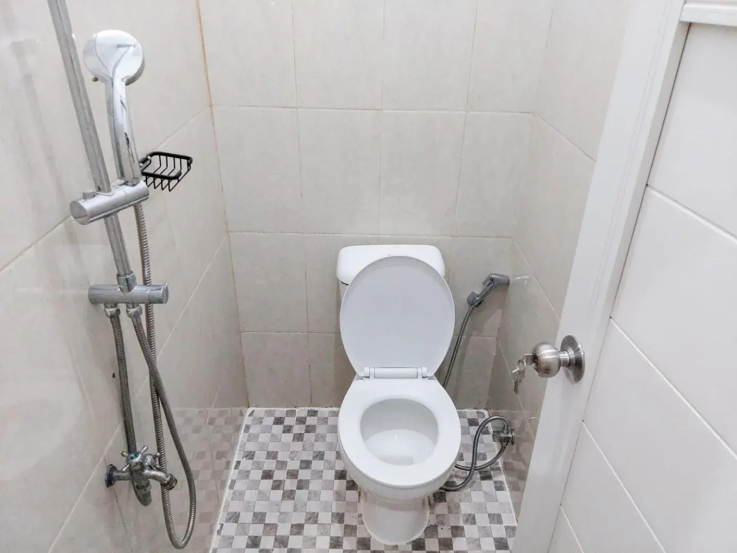 Bathroom in Benhill Syariah Residence 2 Mitra RedDoorz Bathroom in Benhill Syariah Residence 2 Mitra RedDoorz