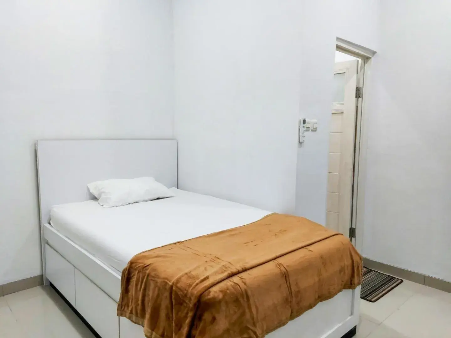 Bed in Benhill Syariah Residence 2 Mitra RedDoorz Bed in Benhill Syariah Residence 2 Mitra RedDoorz