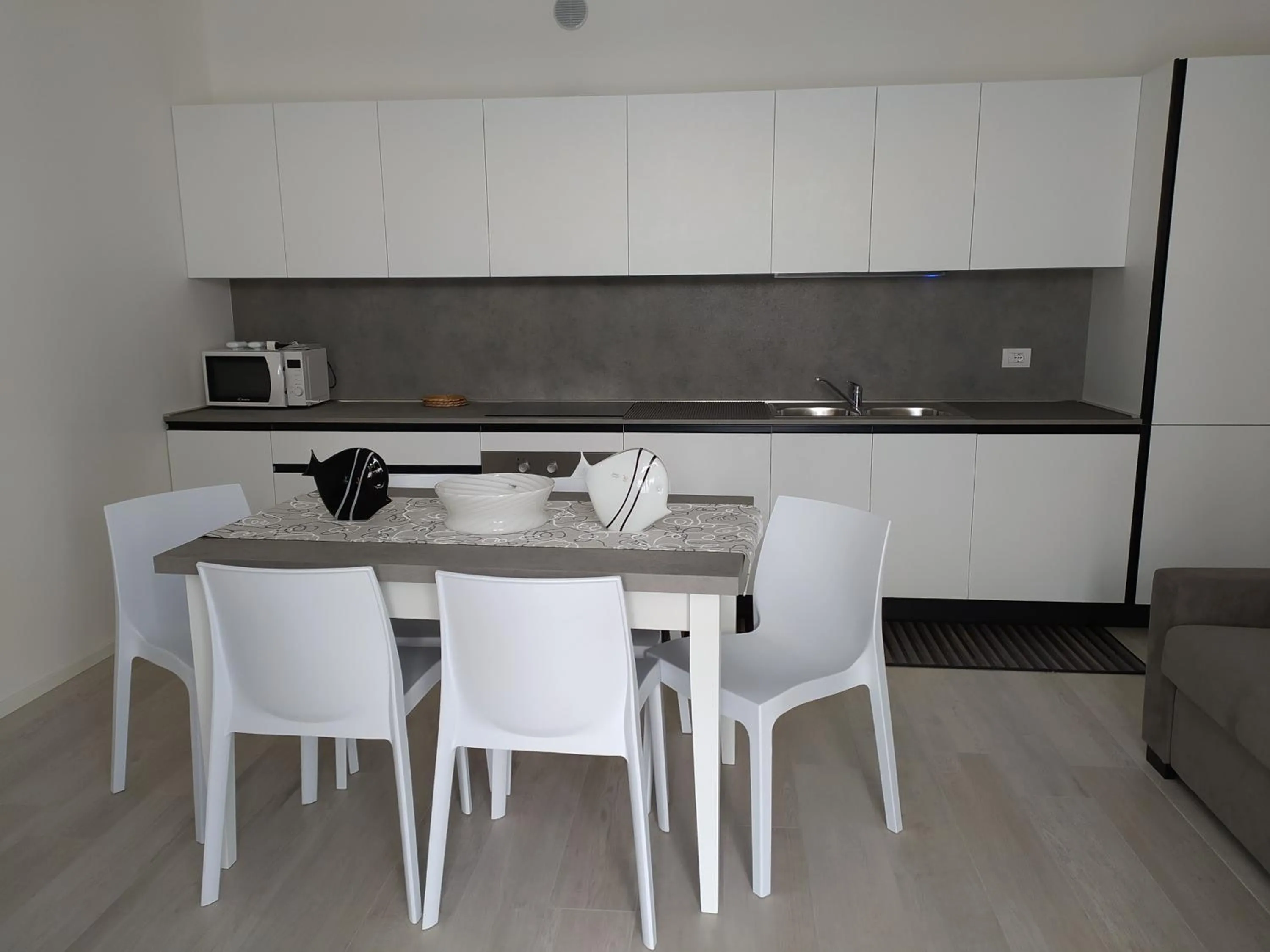 Jesolo Appartamenti F2 - Black and White