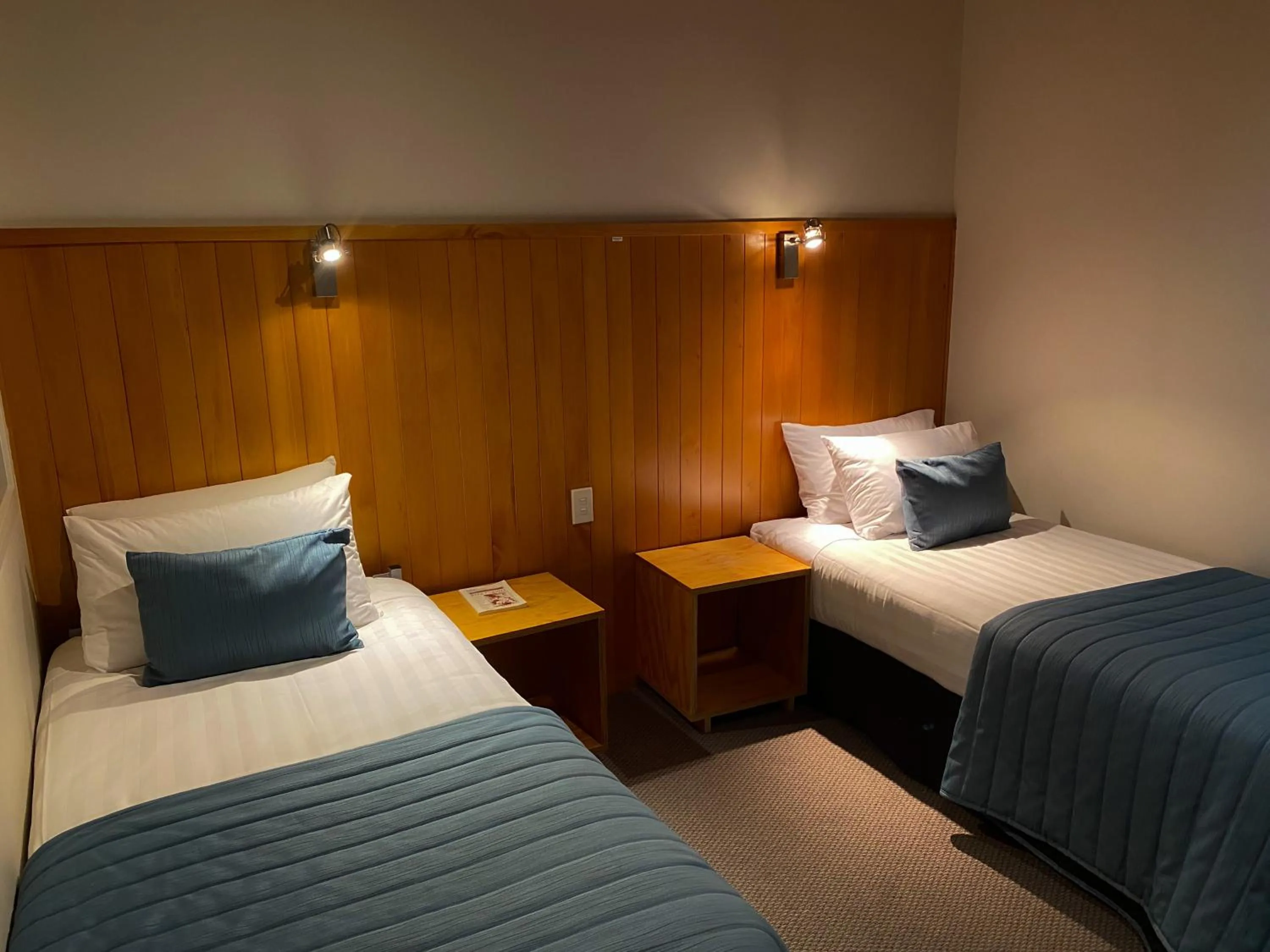 Bedroom, Bed in Waitomo Lodge