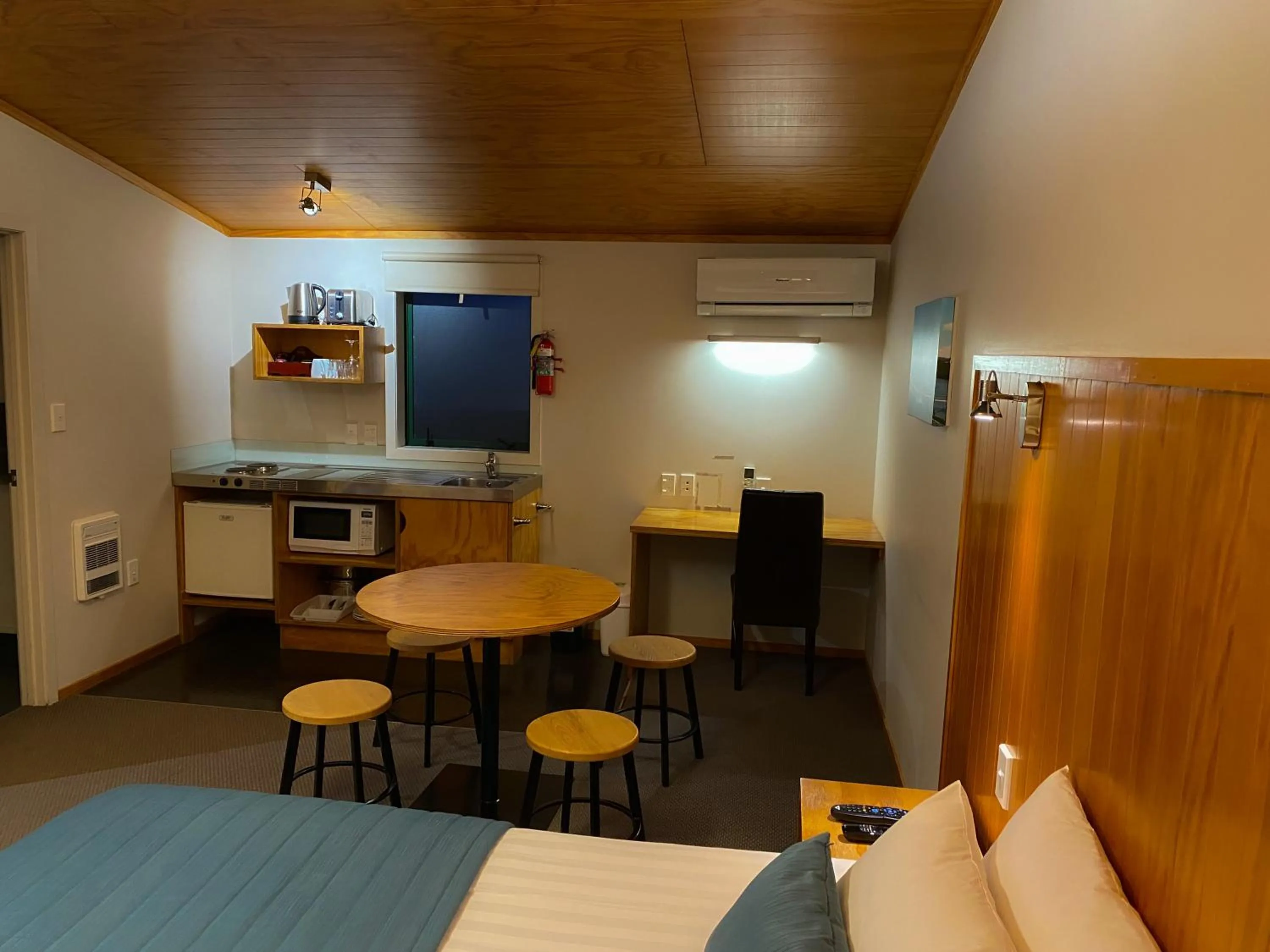 Living room, Bed in Waitomo Lodge