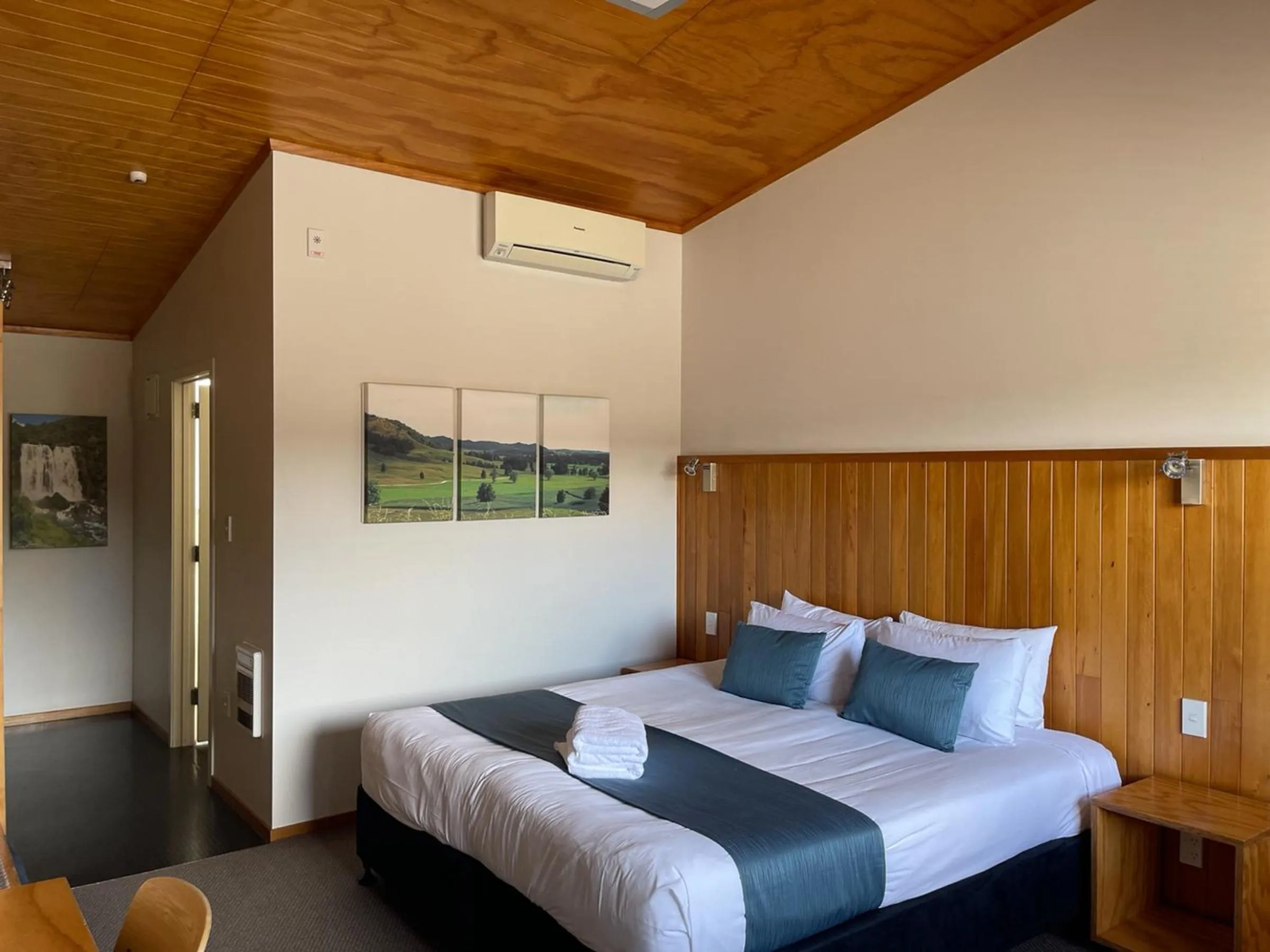 Bed in Waitomo Lodge