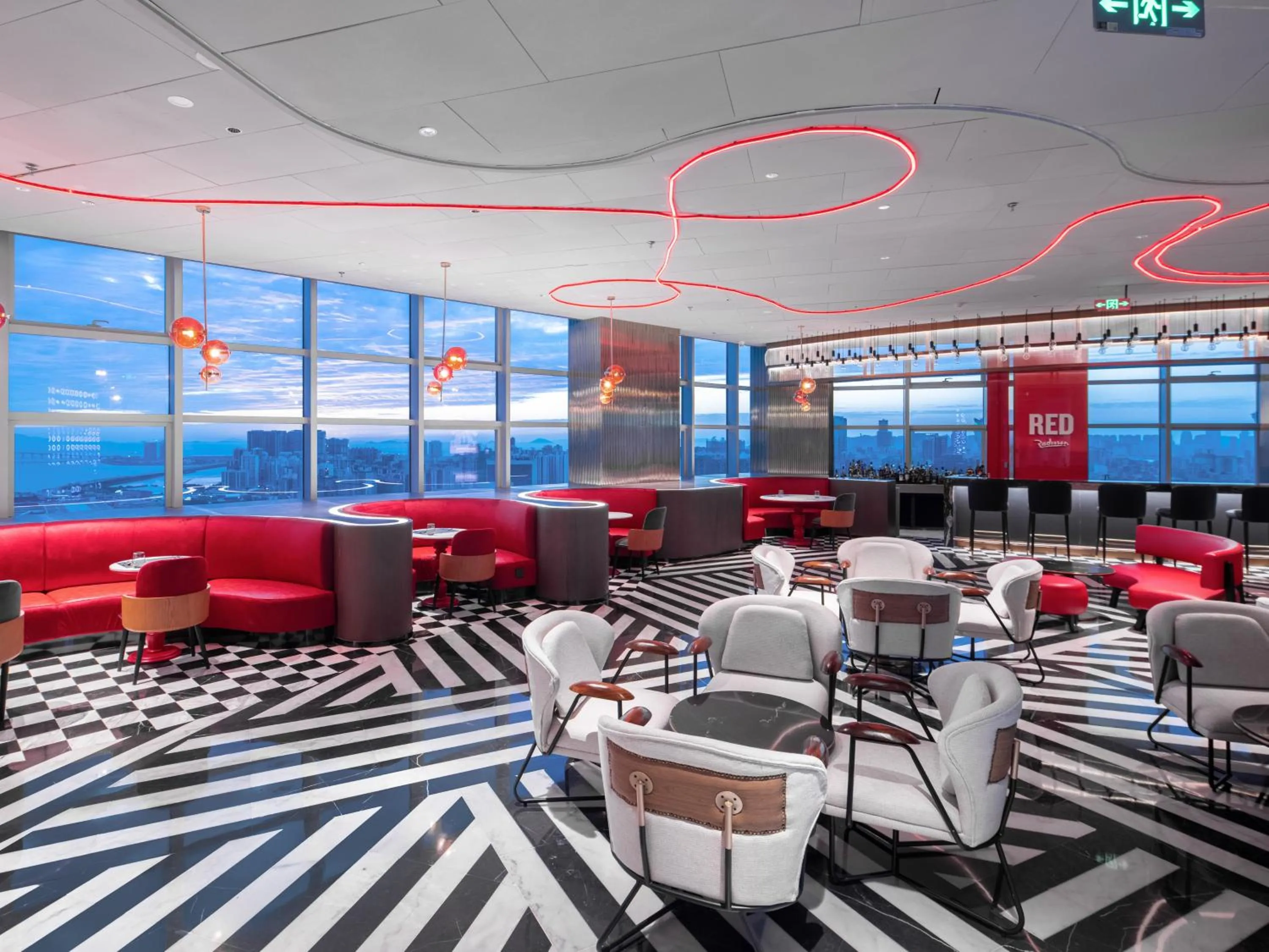 Lounge or bar in Radisson RED Hotel Zhuhai Gongbei Port