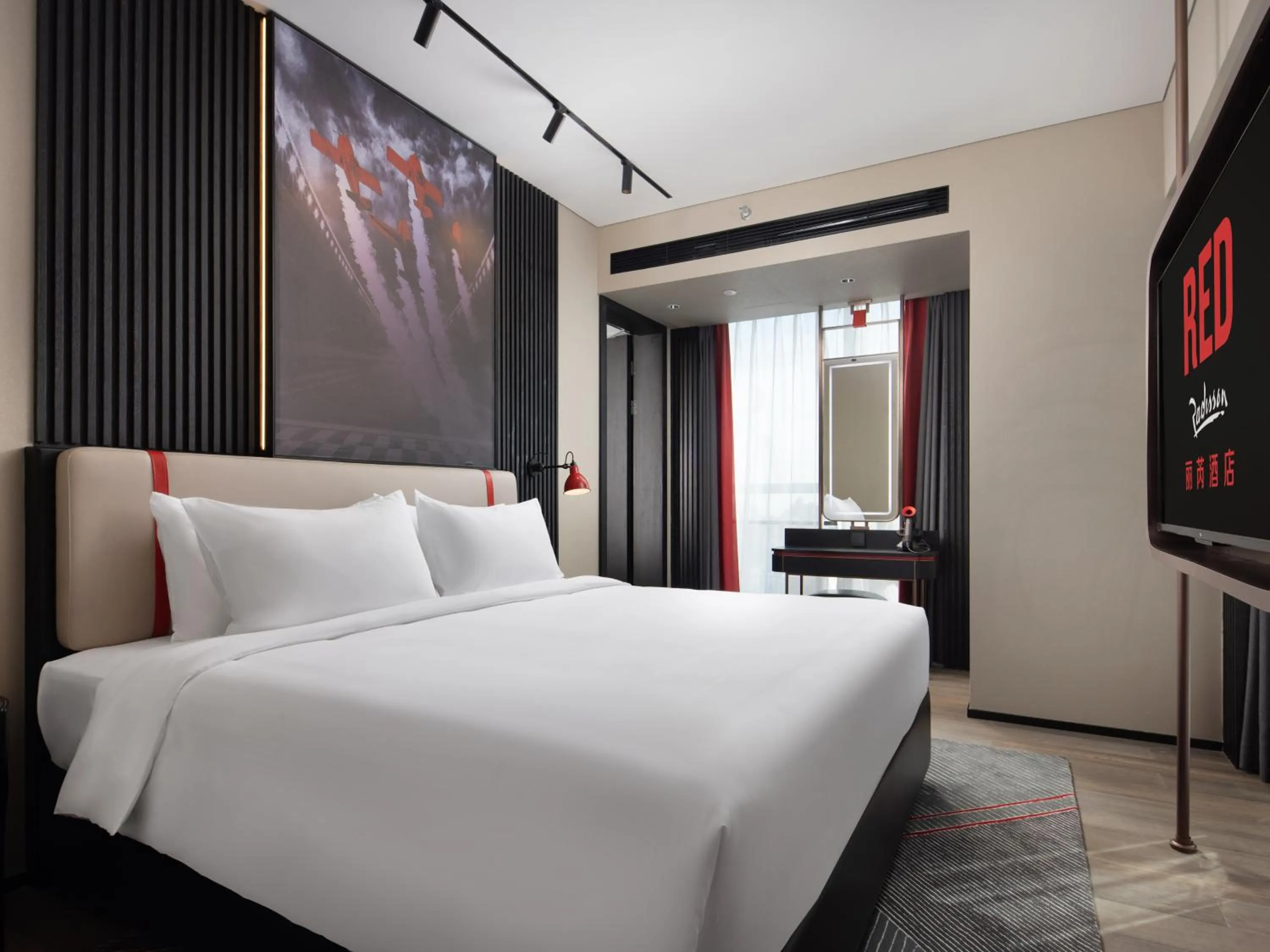 Bed in Radisson RED Hotel Zhuhai Gongbei Port