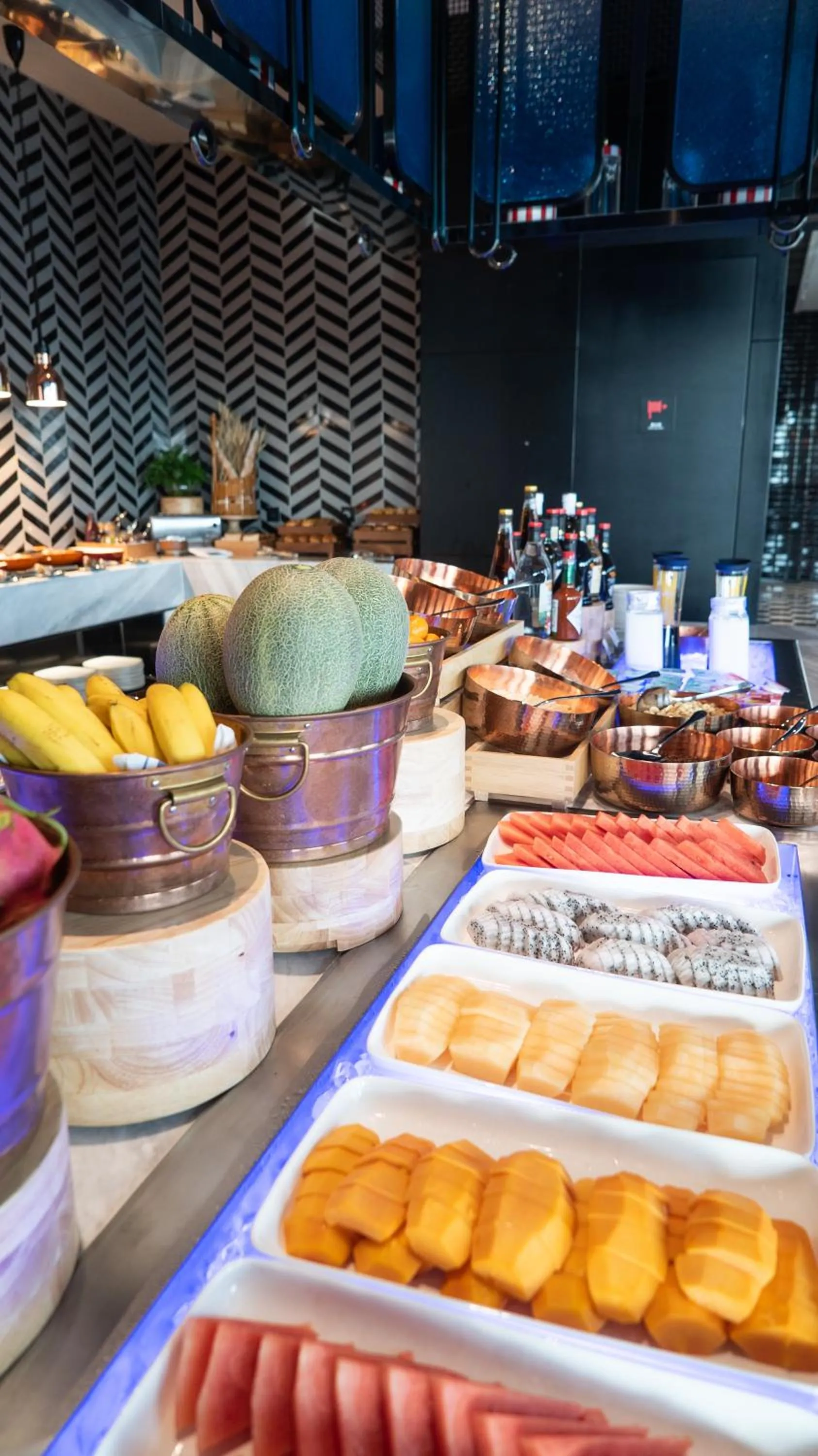 Restaurant/places to eat in Radisson RED Hotel Zhuhai Gongbei Port