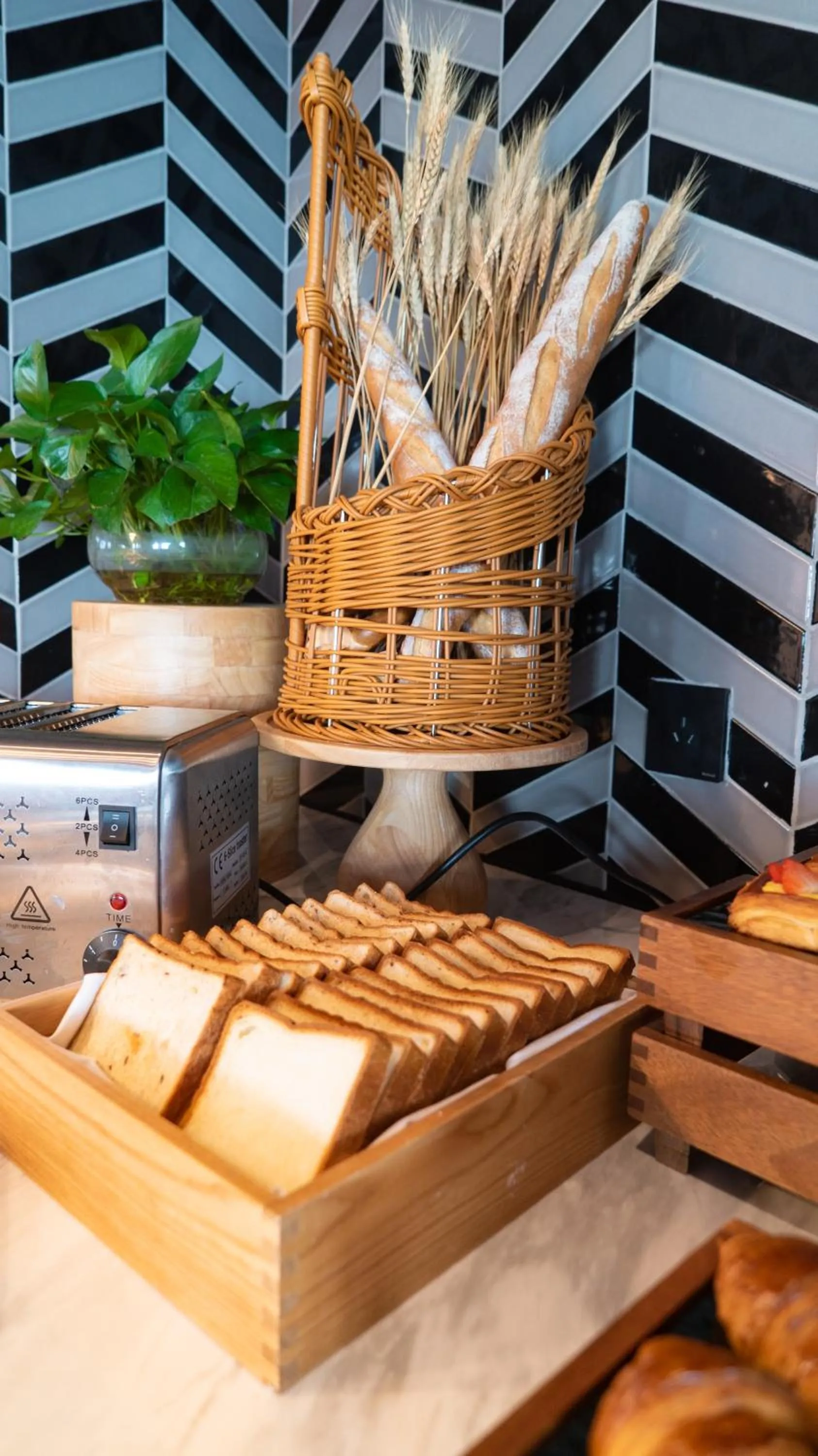 Restaurant/places to eat in Radisson RED Hotel Zhuhai Gongbei Port