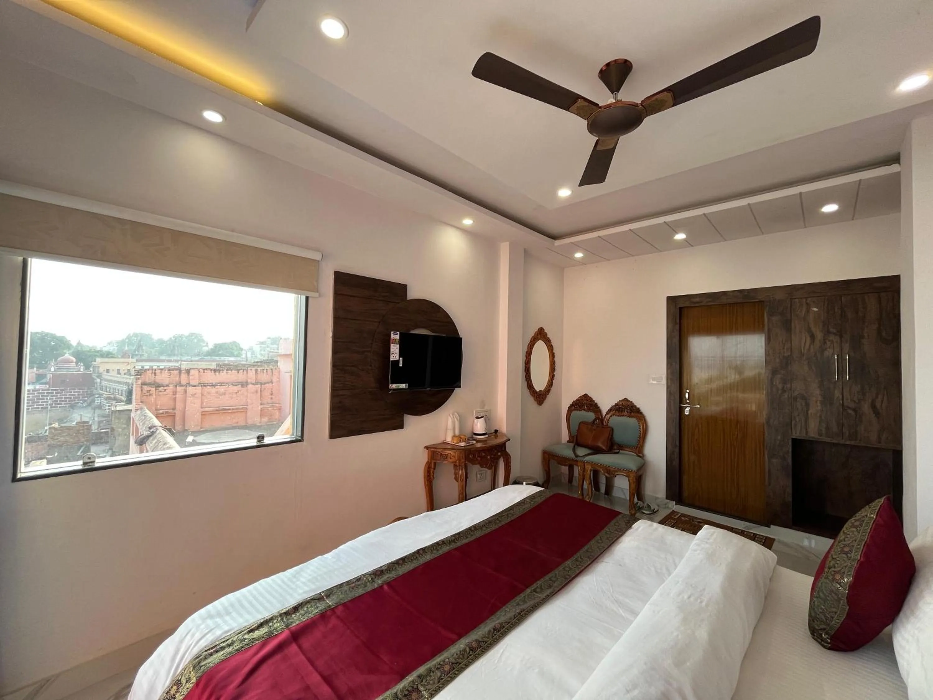 Bed in Hotel Shannti Inn