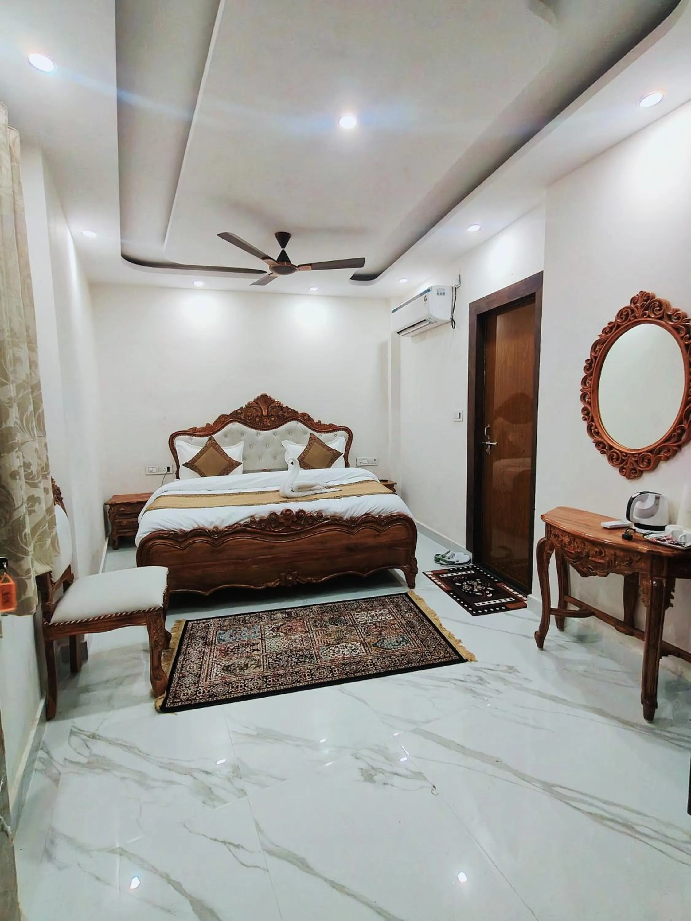 Photo of the whole room, Bed in Hotel Shannti Inn