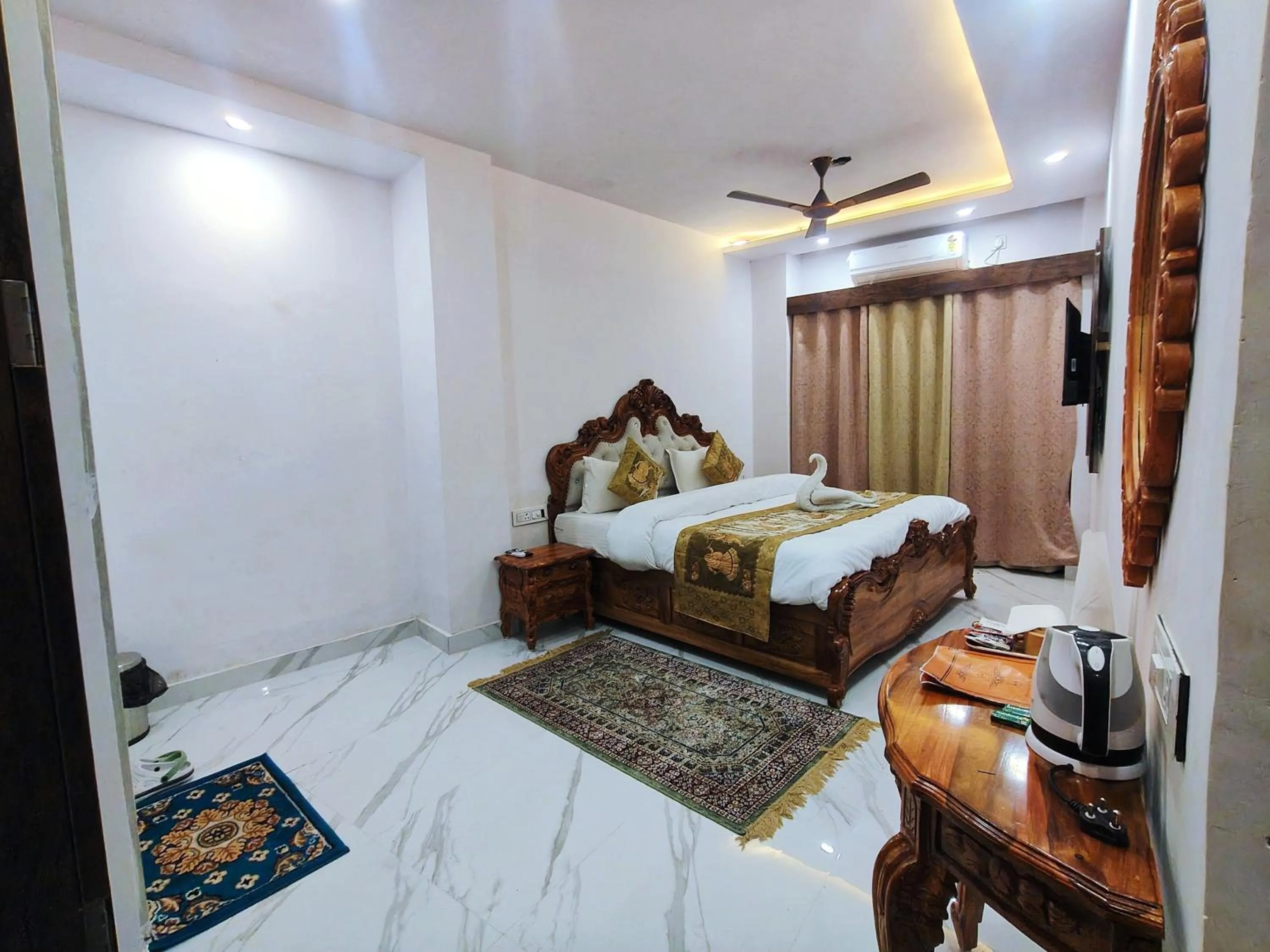 Bed in Hotel Shannti Inn