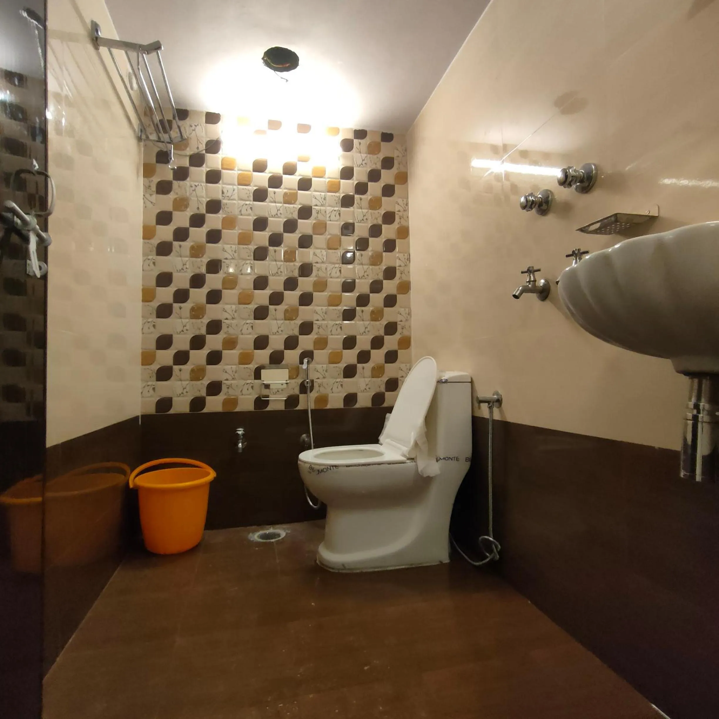 Toilet in Hotel Shannti Inn