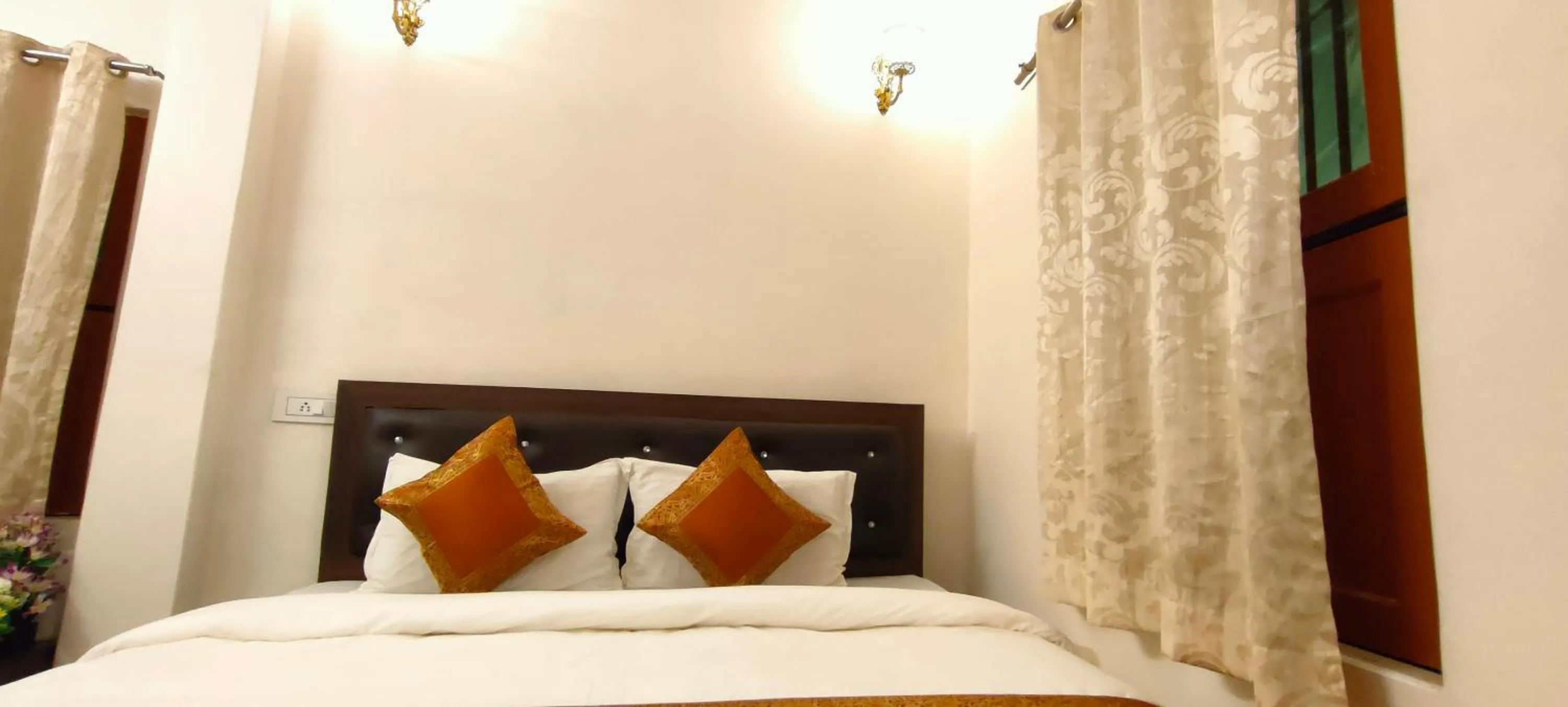 Bed in Hotel Shannti Inn