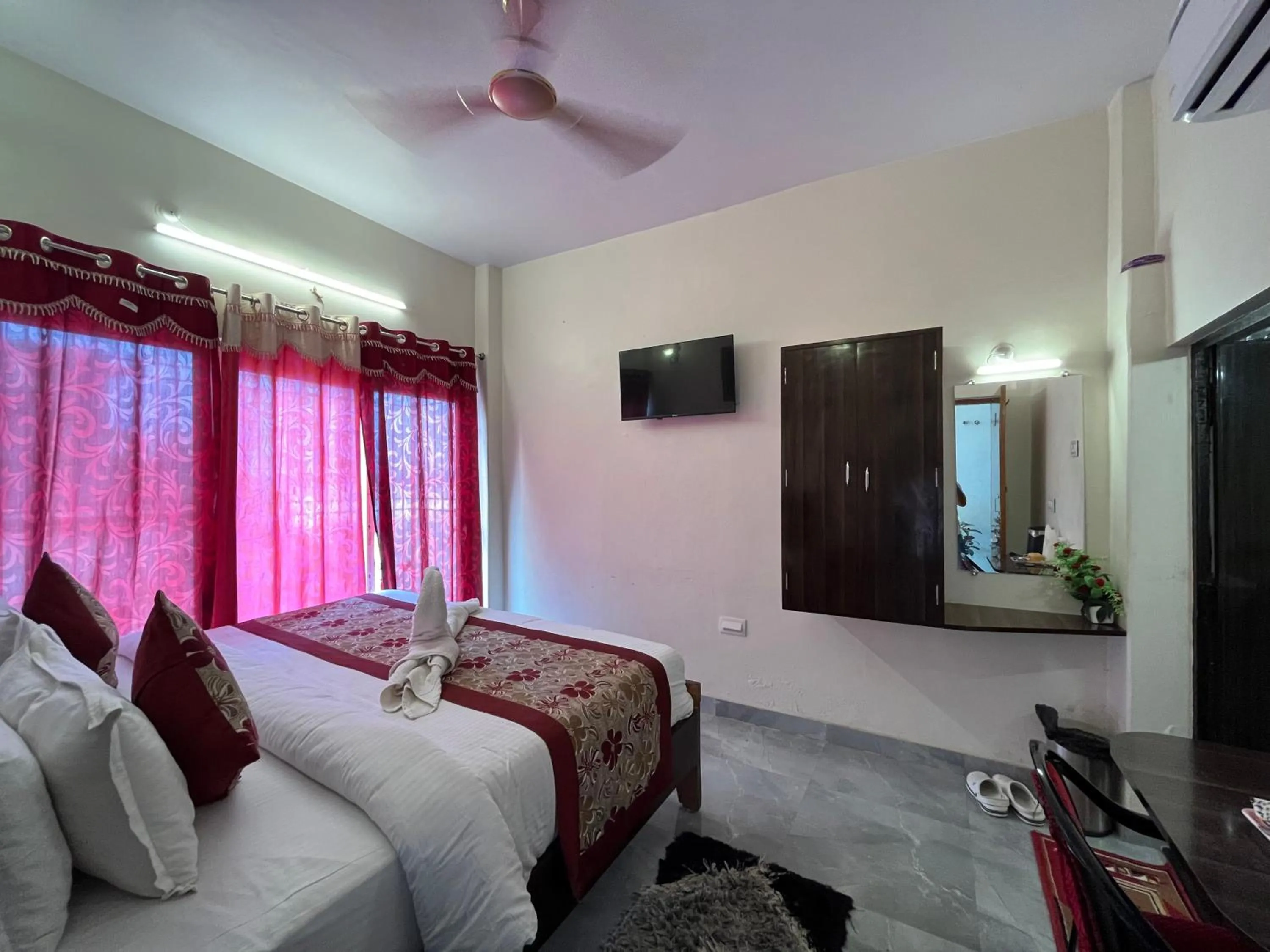 Communal lounge/ TV room, Bed in Hotel Shannti Inn