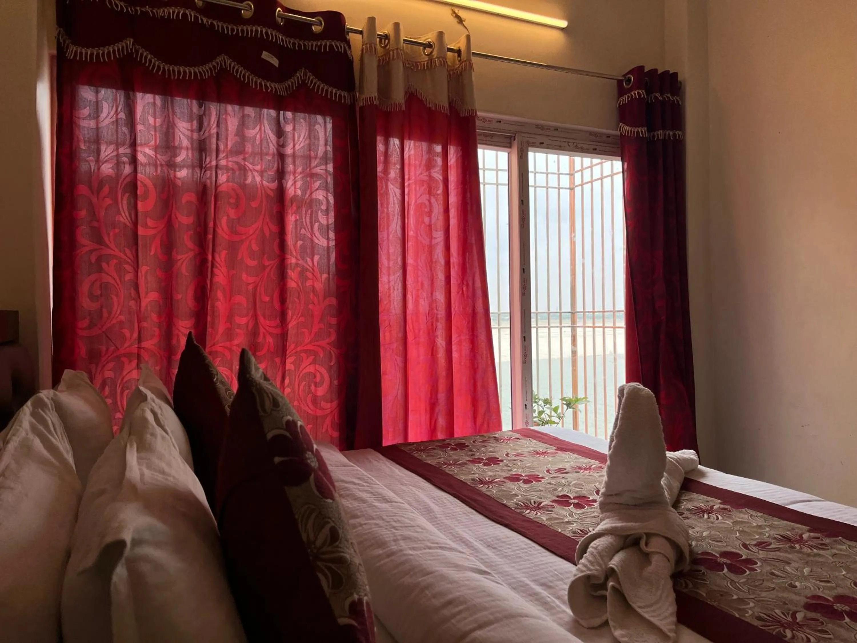 Bed in Hotel Shannti Inn