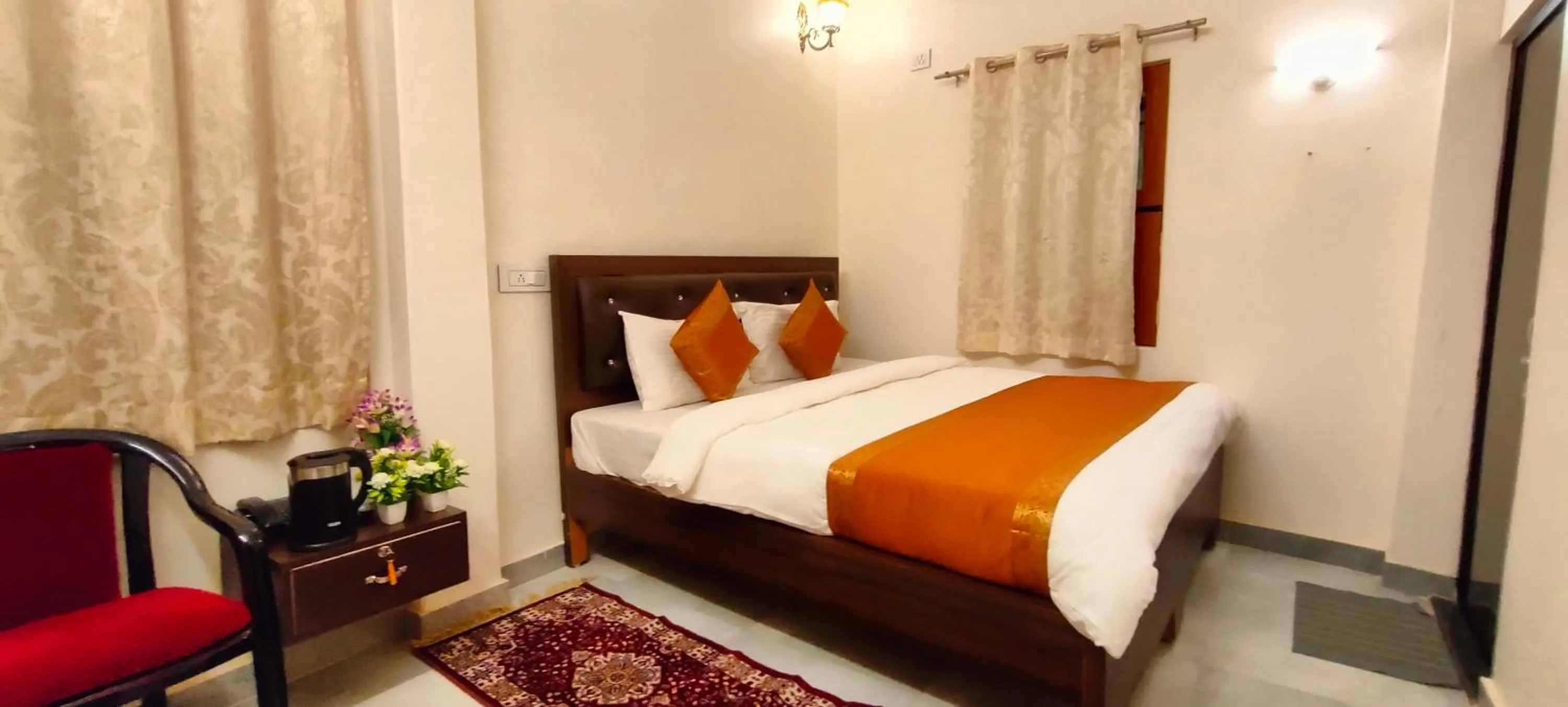 Bed in Hotel Shannti Inn