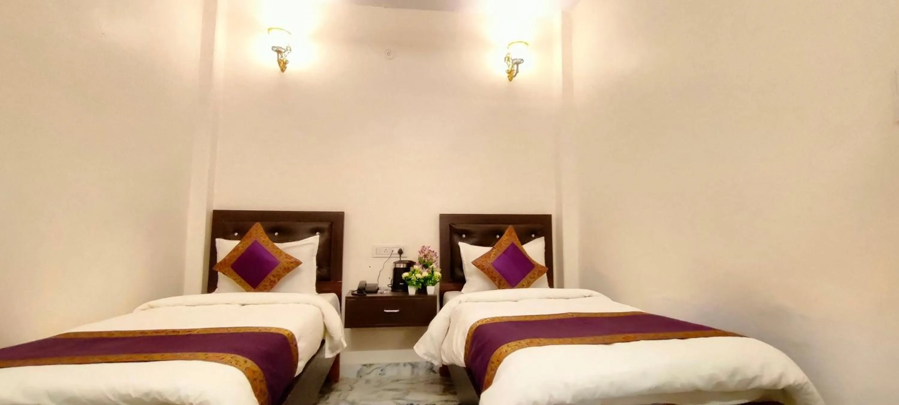 Bed in Hotel Shannti Inn