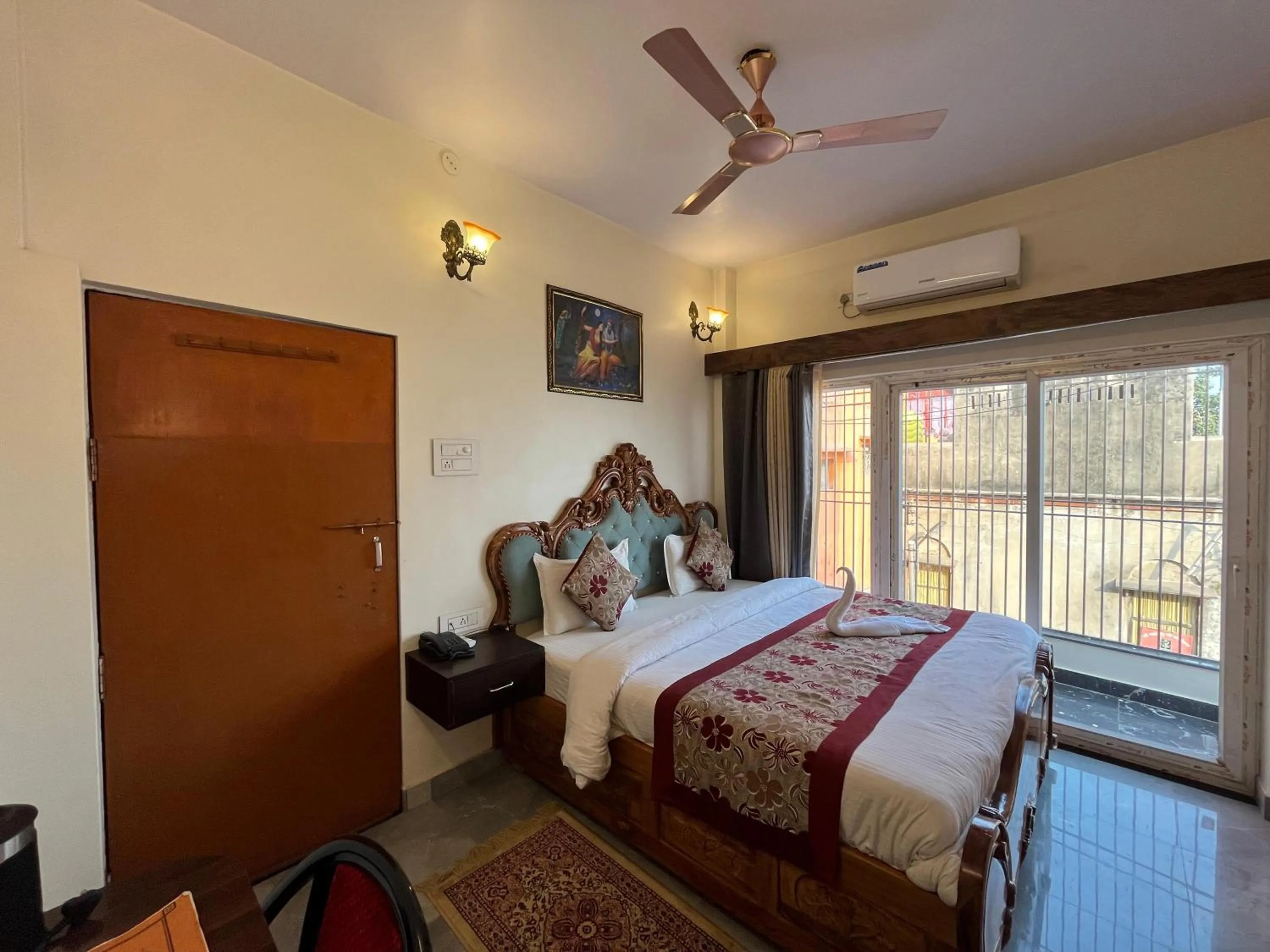 Photo of the whole room, Bed in Hotel Shannti Inn