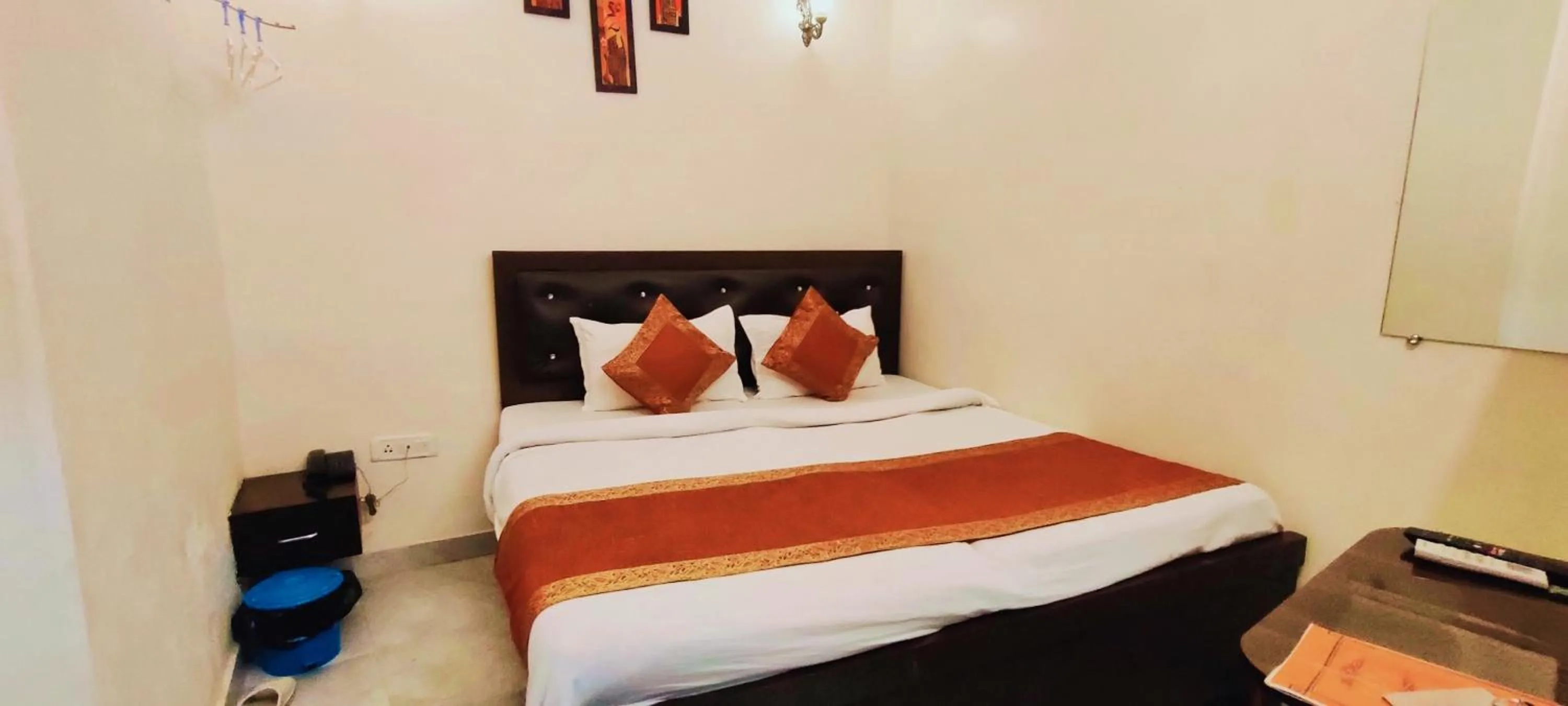 Photo of the whole room, Bed in Hotel Shannti Inn