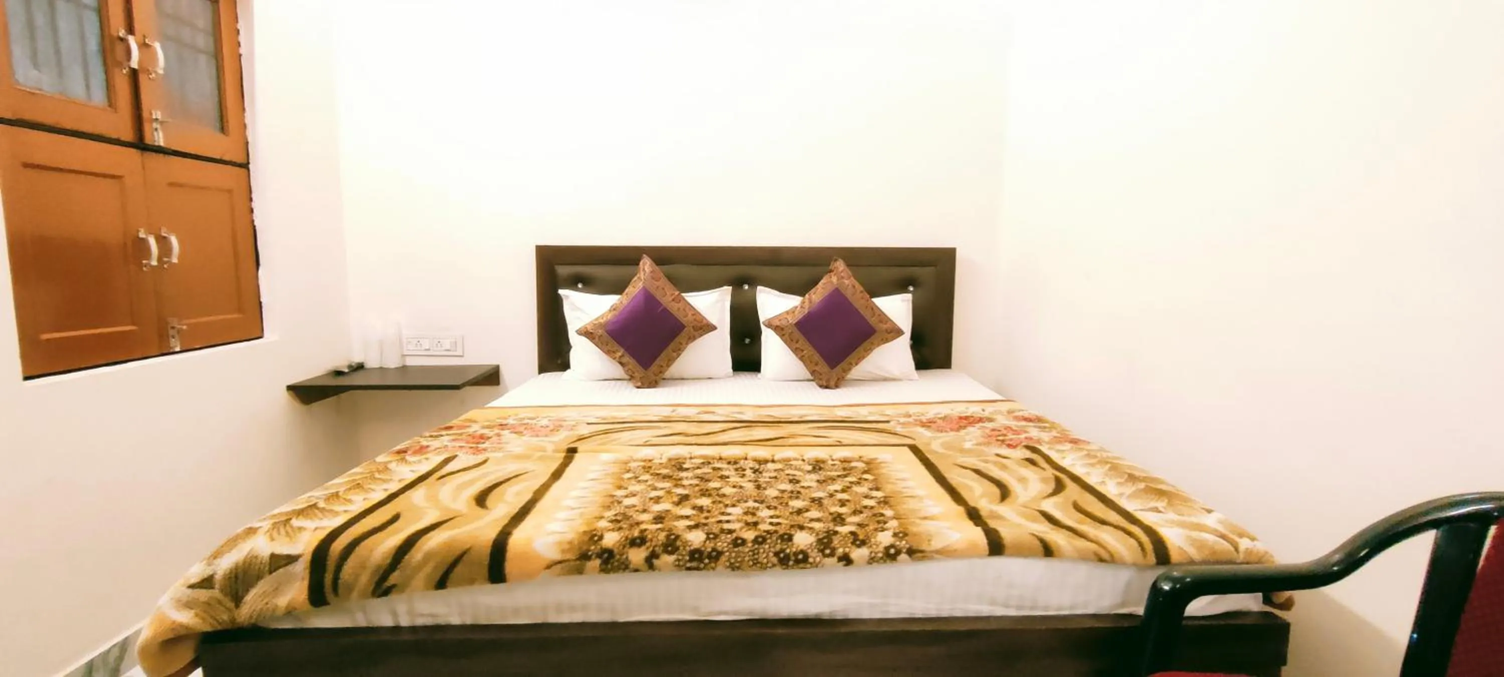 Bed in Hotel Shannti Inn