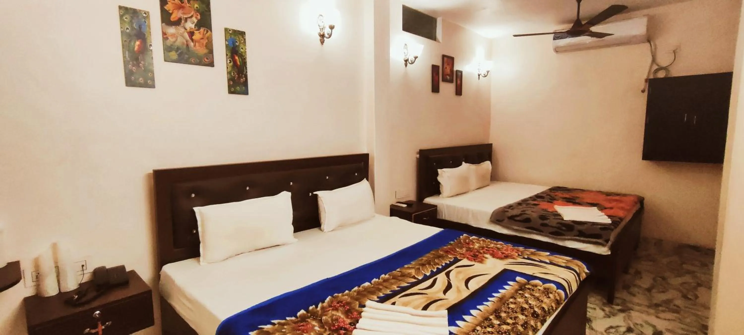 Photo of the whole room, Bed in Hotel Shannti Inn