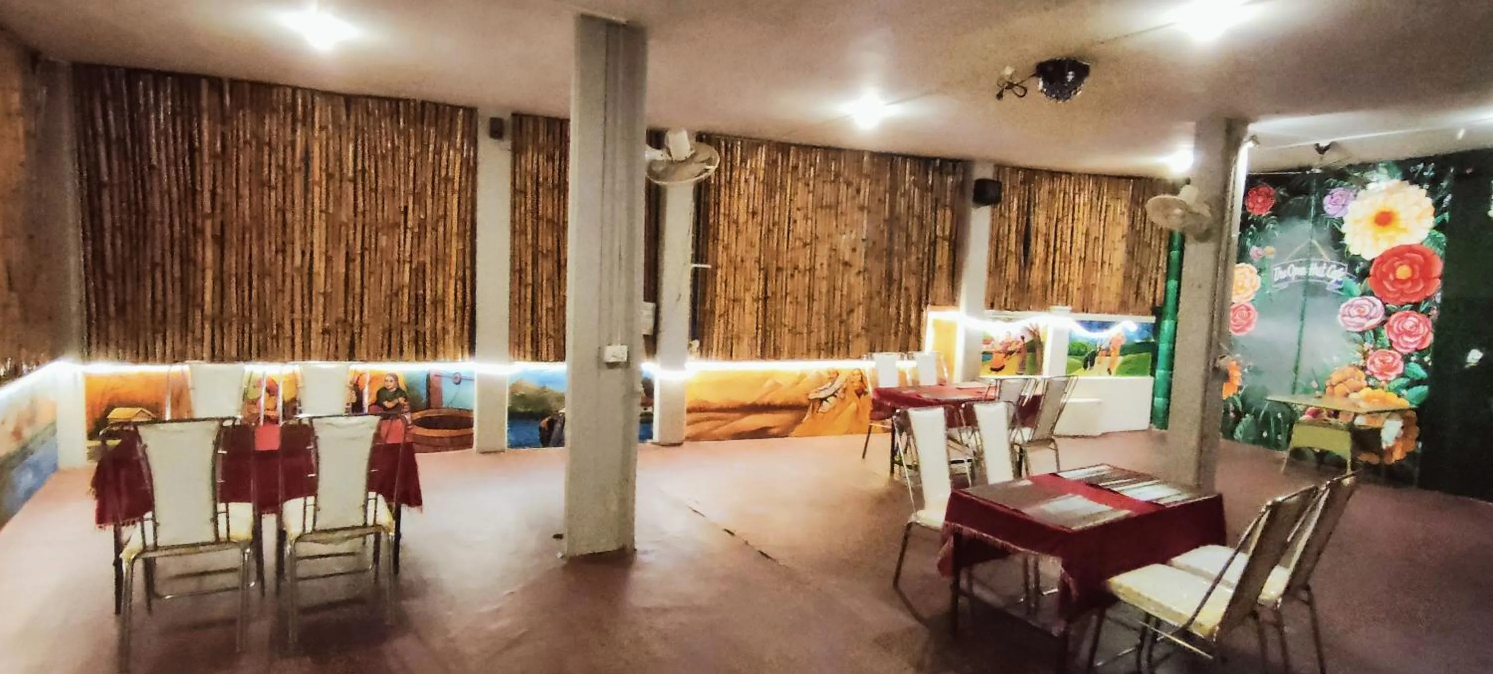 Restaurant/places to eat in Hotel Shannti Inn