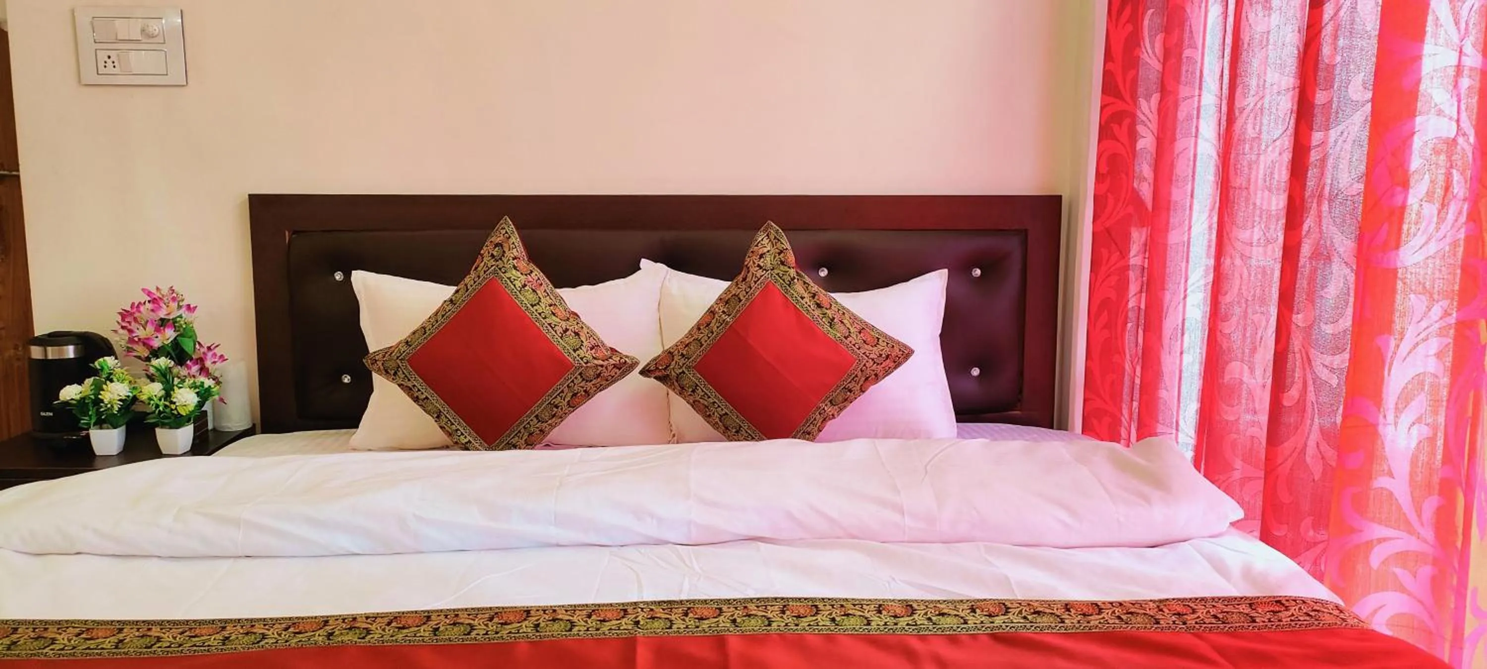 Bed in Hotel Shannti Inn