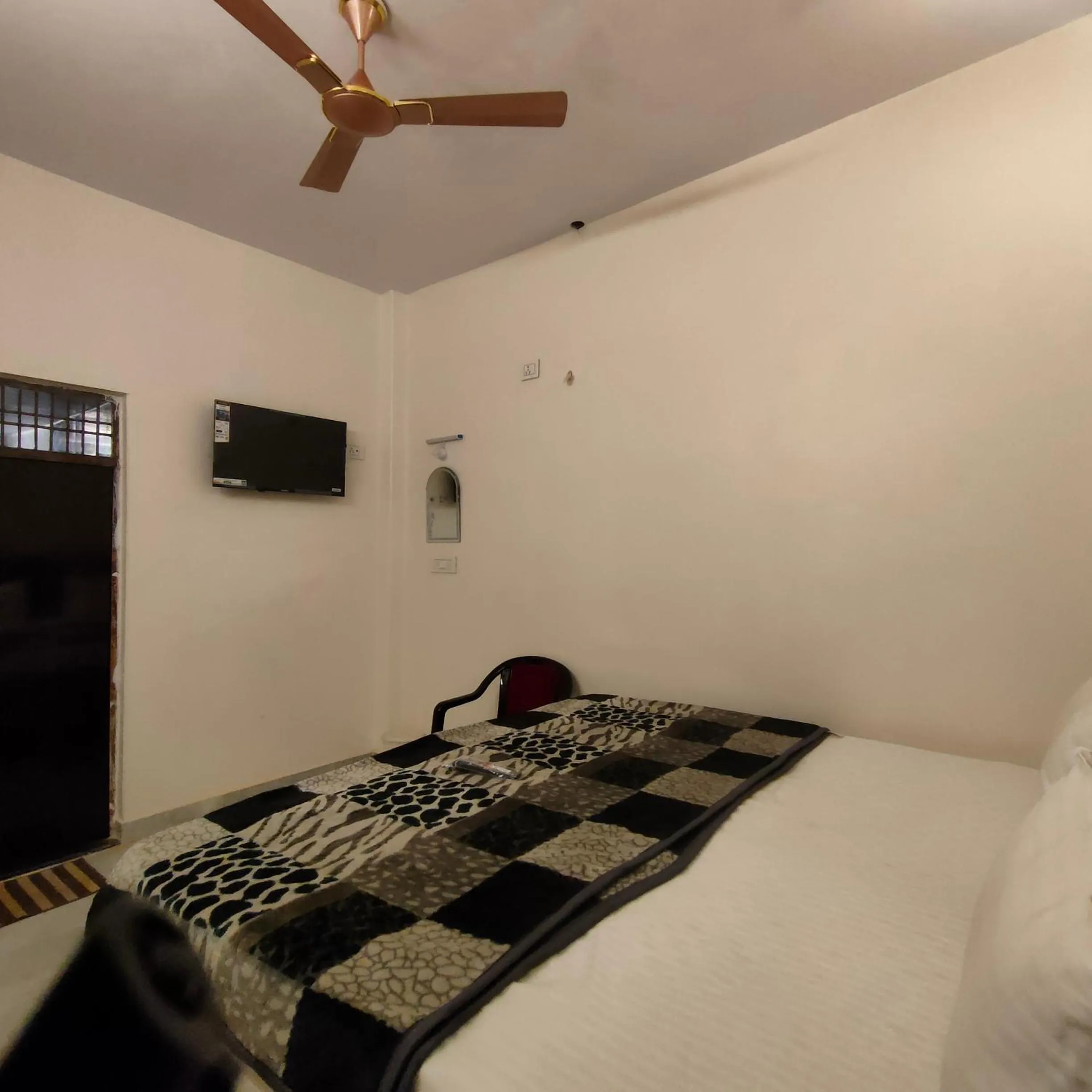 Bed in Hotel Shannti Inn