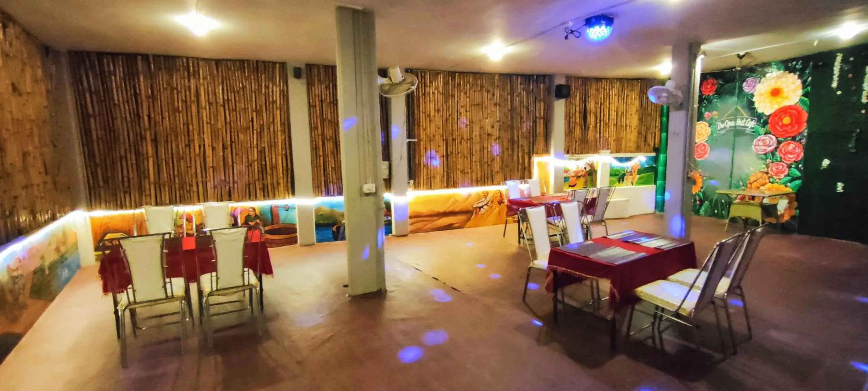 Restaurant/places to eat in Hotel Shannti Inn