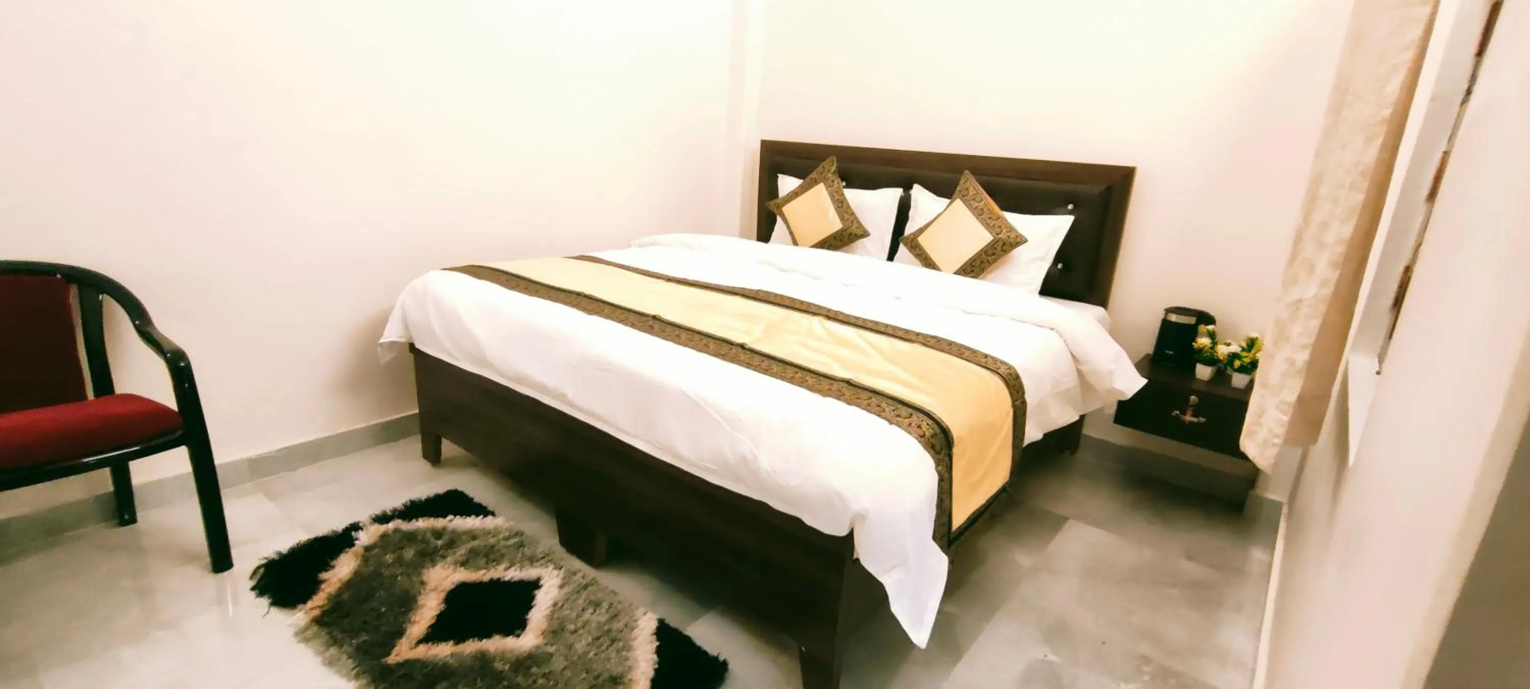 Bed in Hotel Shannti Inn