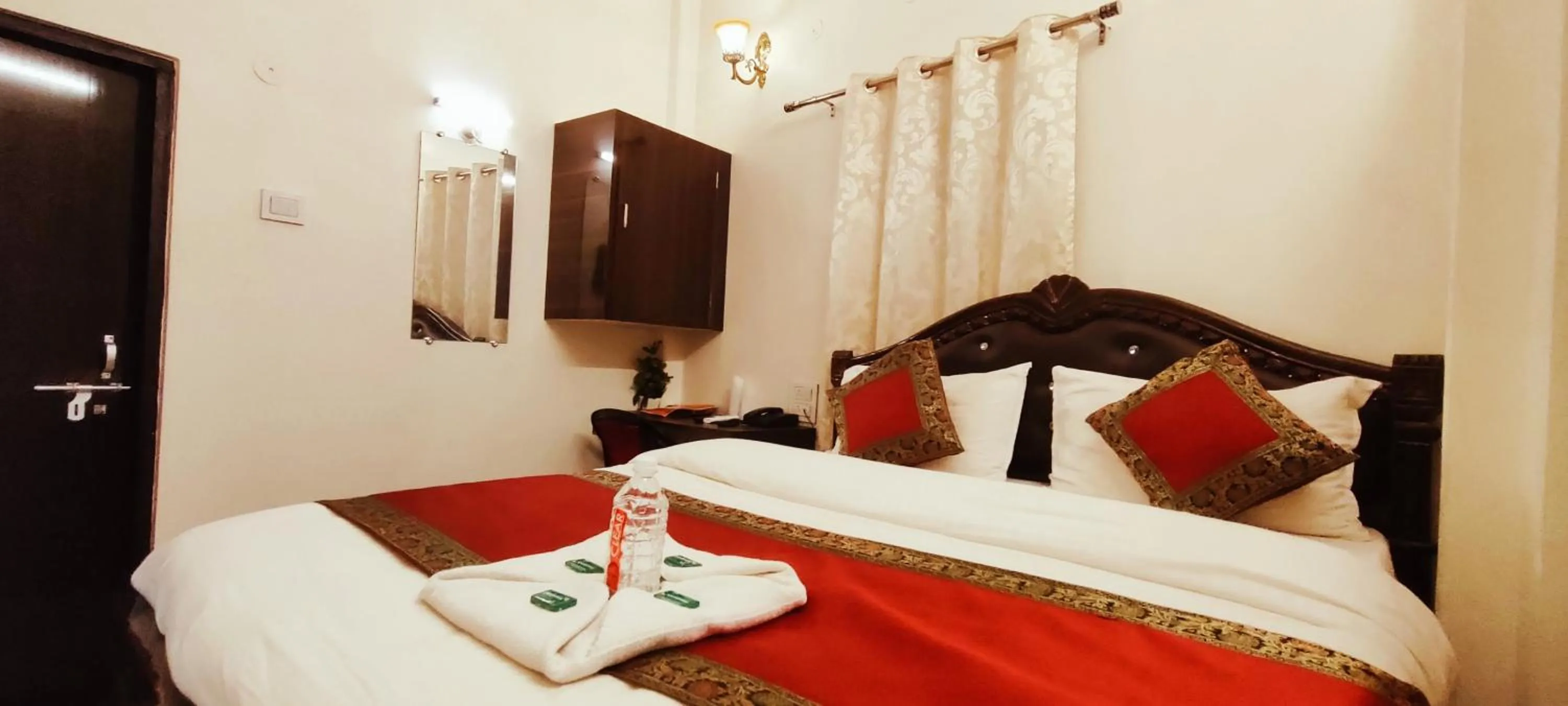 Photo of the whole room, Bed in Hotel Shannti Inn