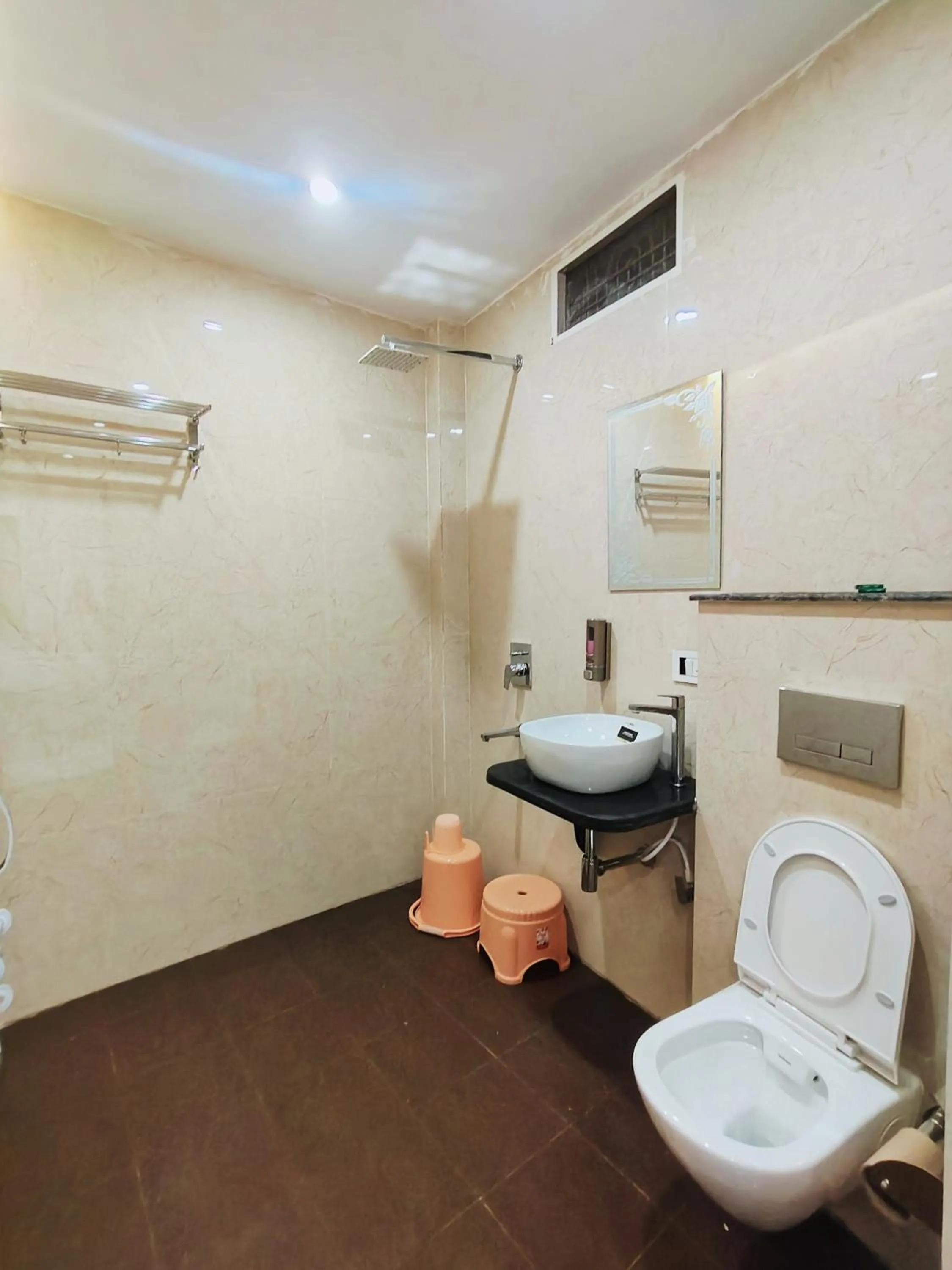 Toilet in Hotel Shannti Inn