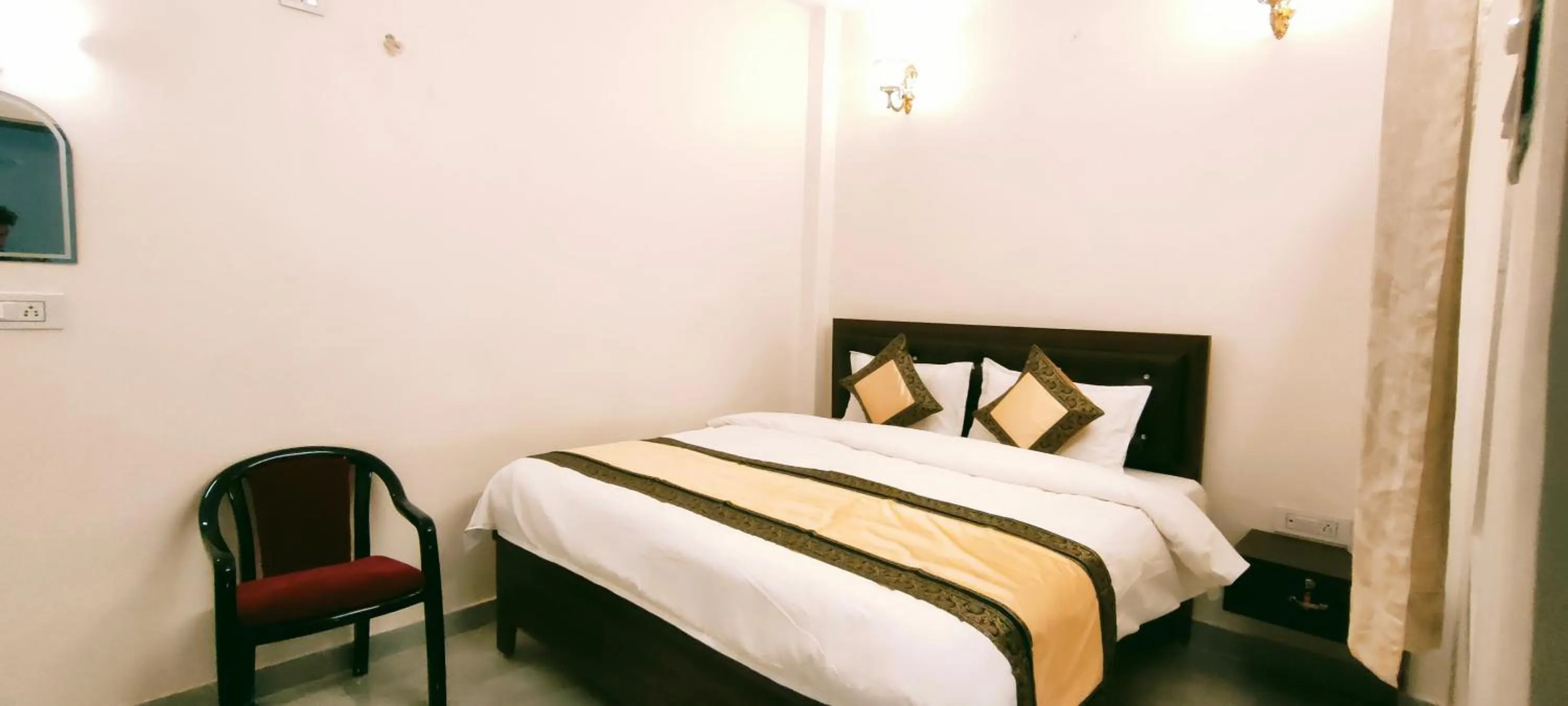 Bed in Hotel Shannti Inn