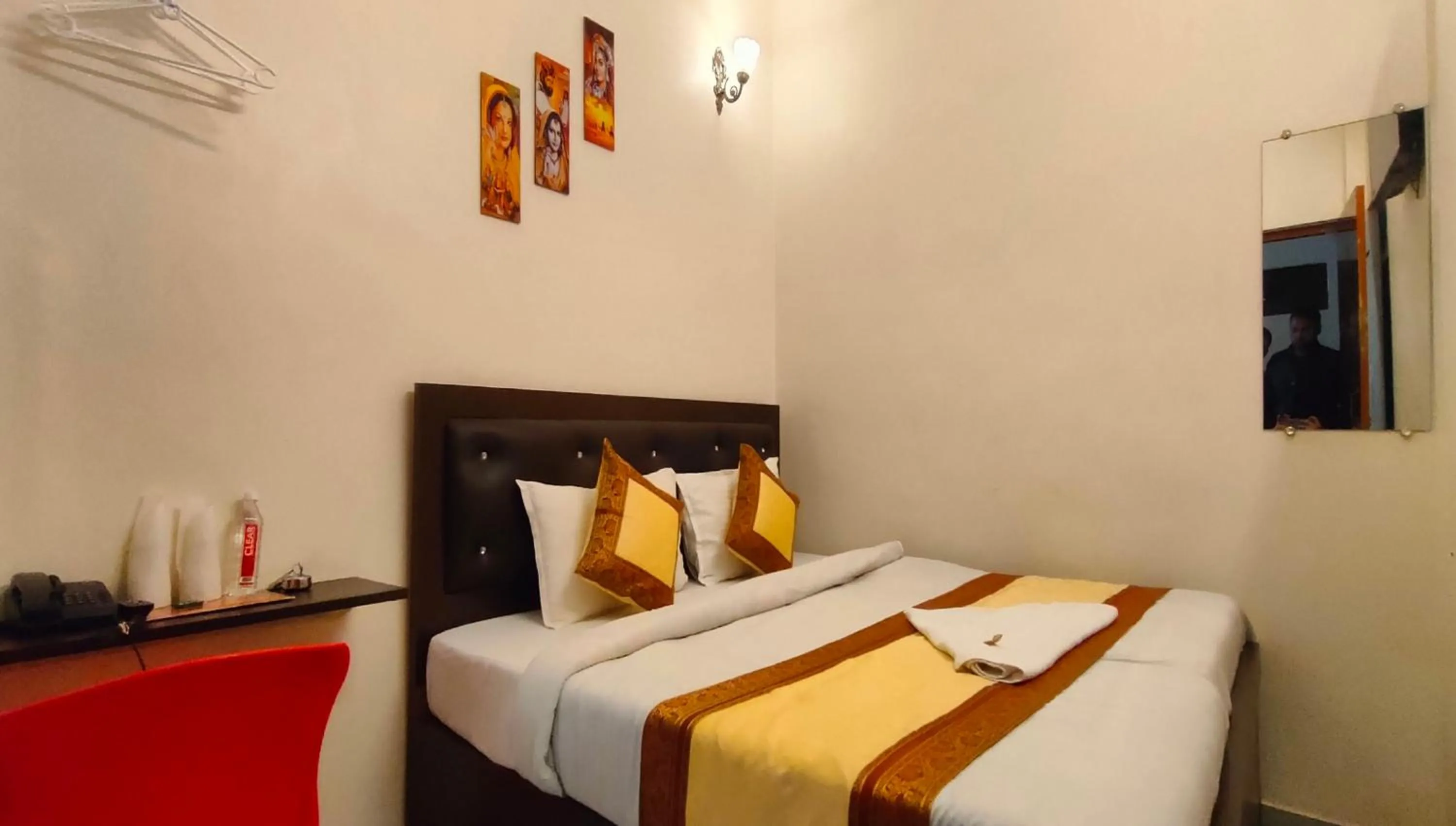 Bedroom, Bed in Hotel Shannti Inn