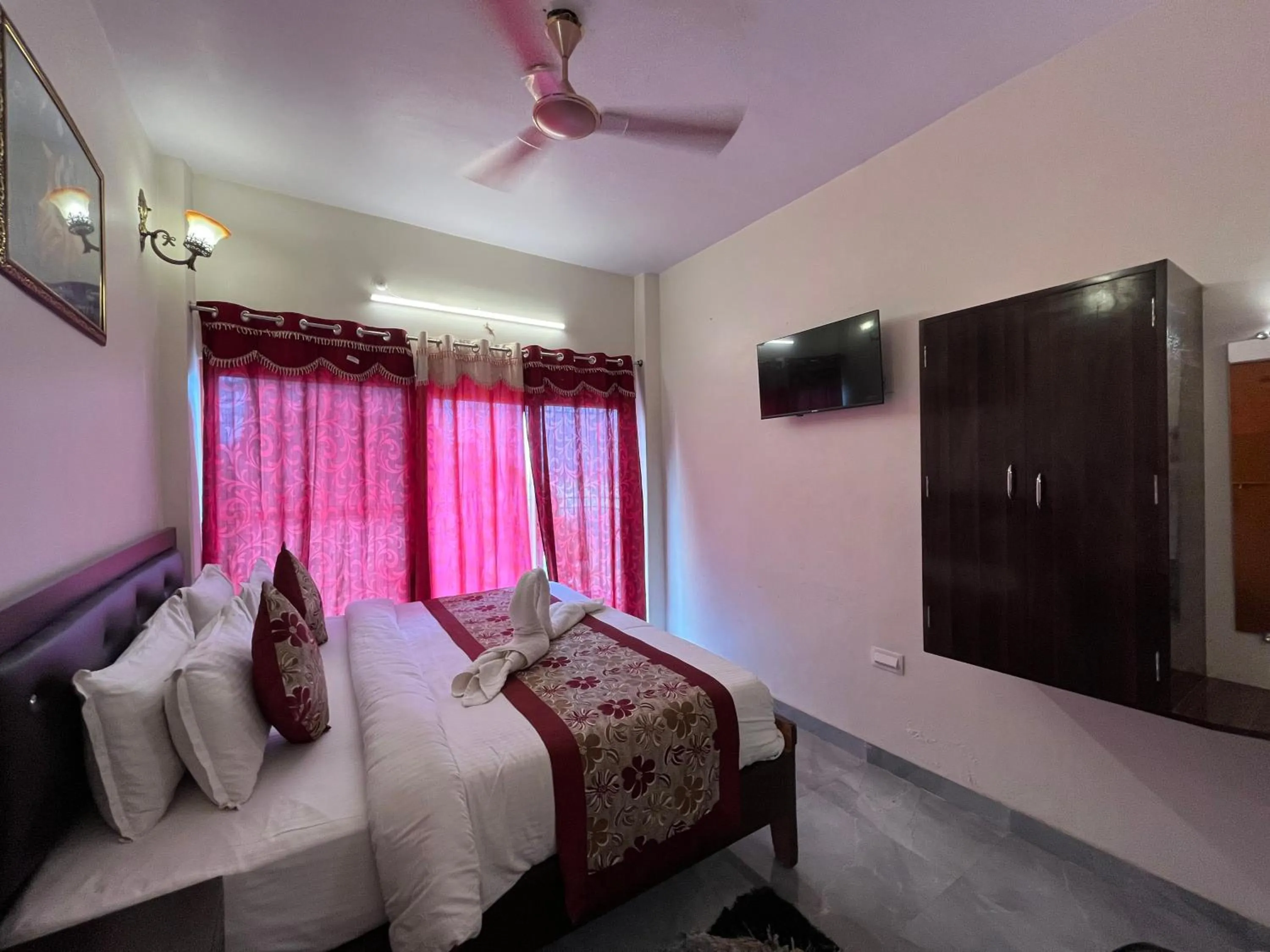 Communal lounge/ TV room, Bed in Hotel Shannti Inn