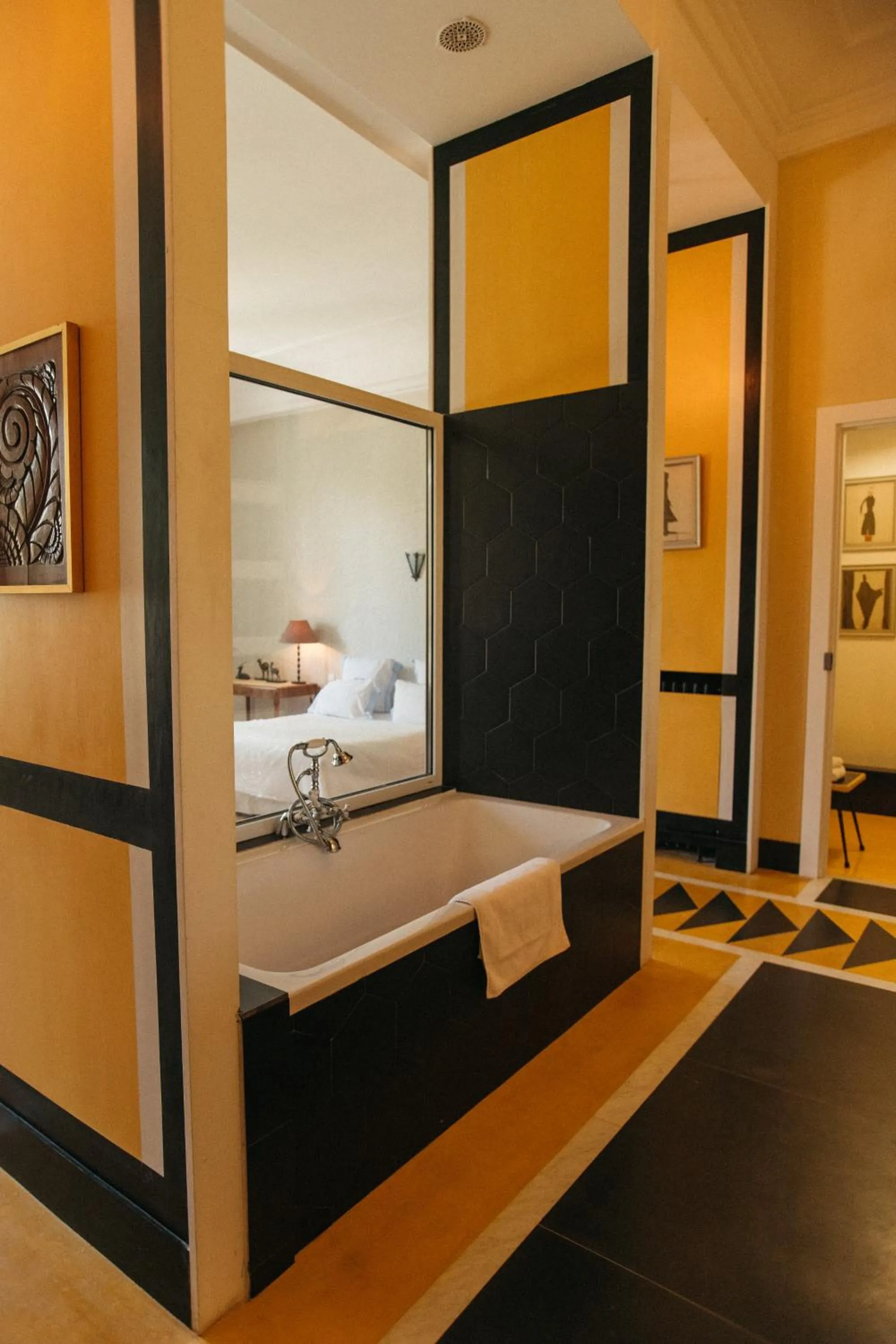 Bathroom, Bed in Exclusive waterfront villa in Domaine Rocabella - French Riviera