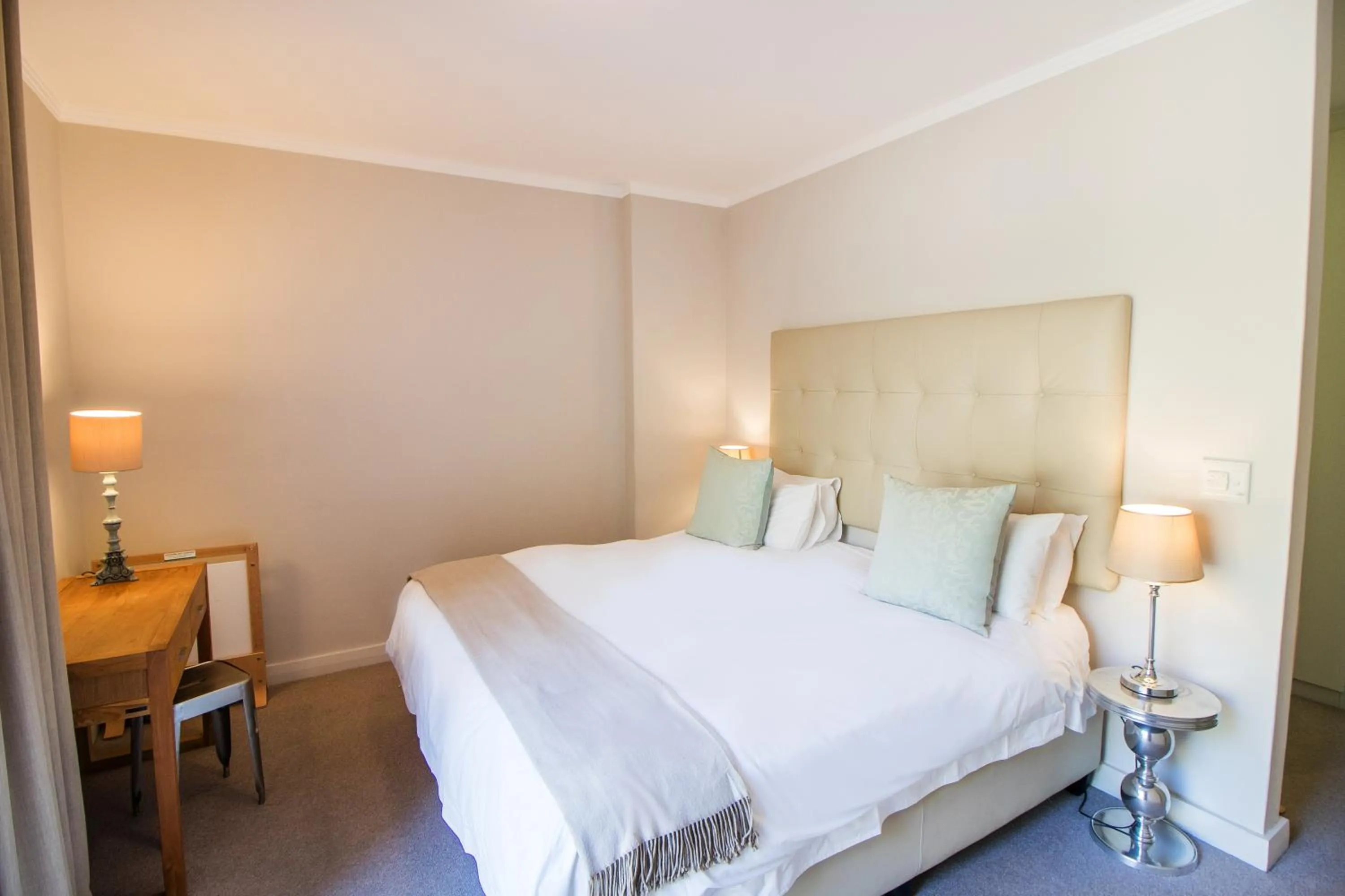 Camps Bay One Bedroom apartment - luxury stay with sea view