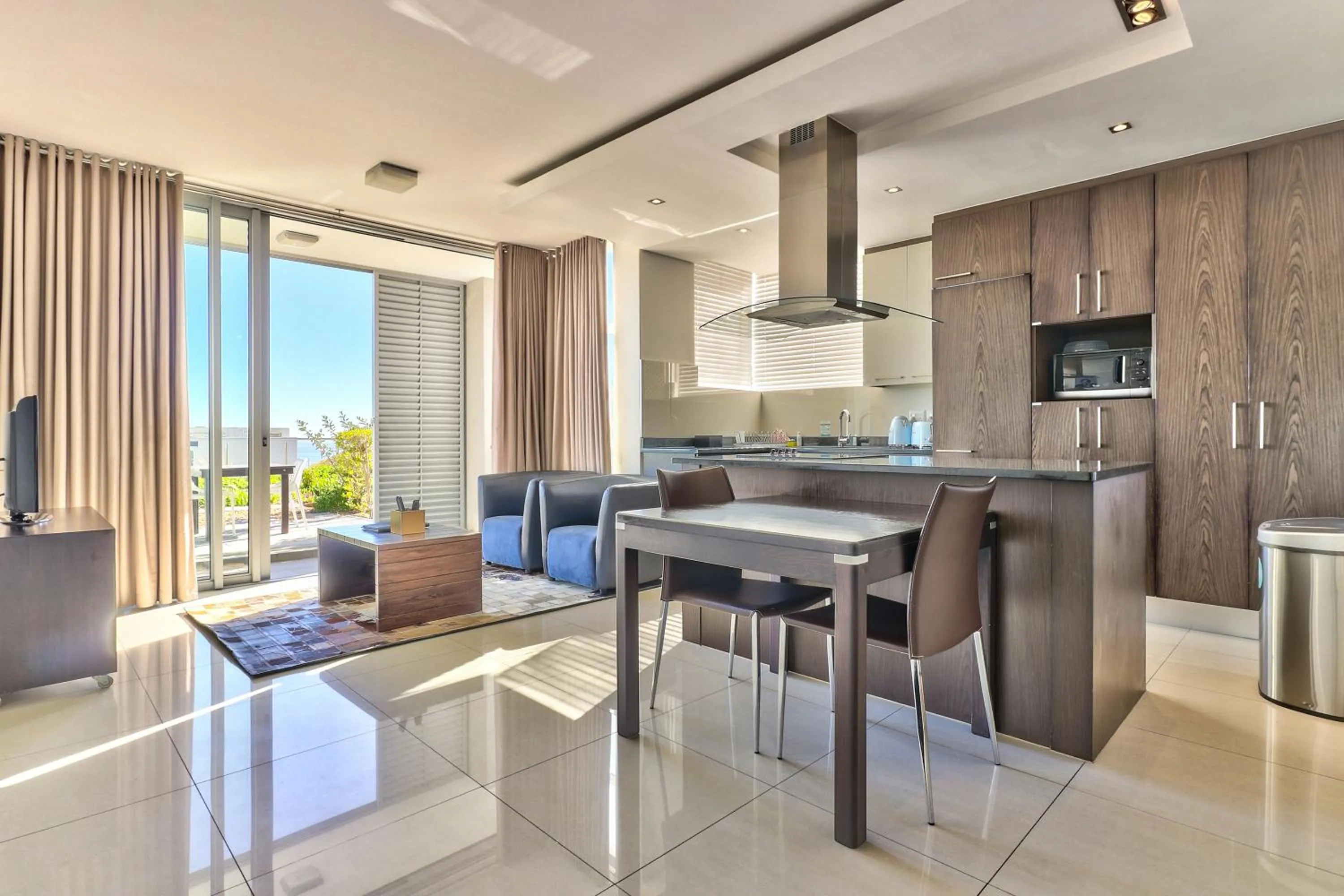 Camps Bay One Bedroom apartment - luxury stay with sea view