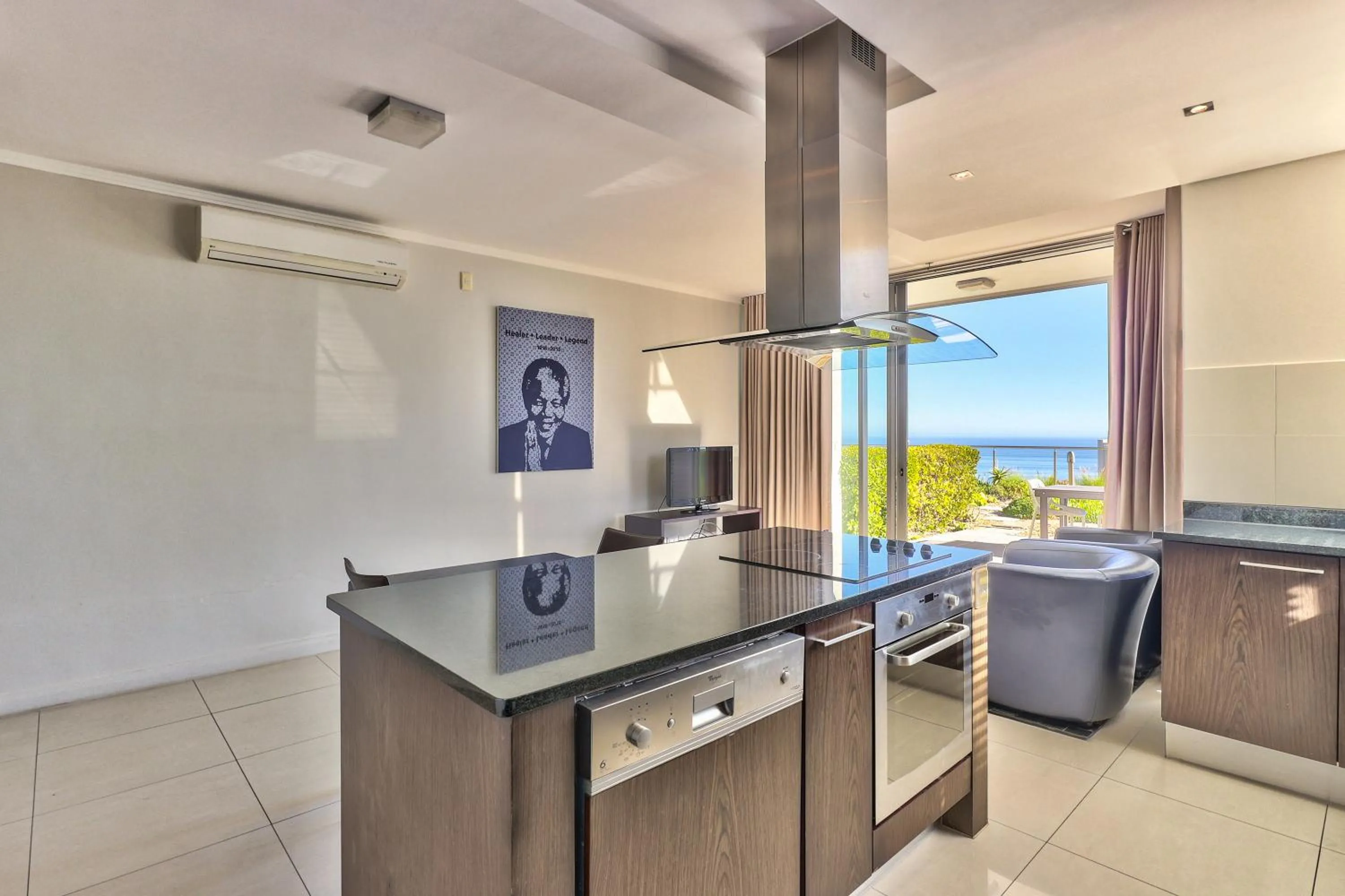 Camps Bay One Bedroom apartment - luxury stay with sea view