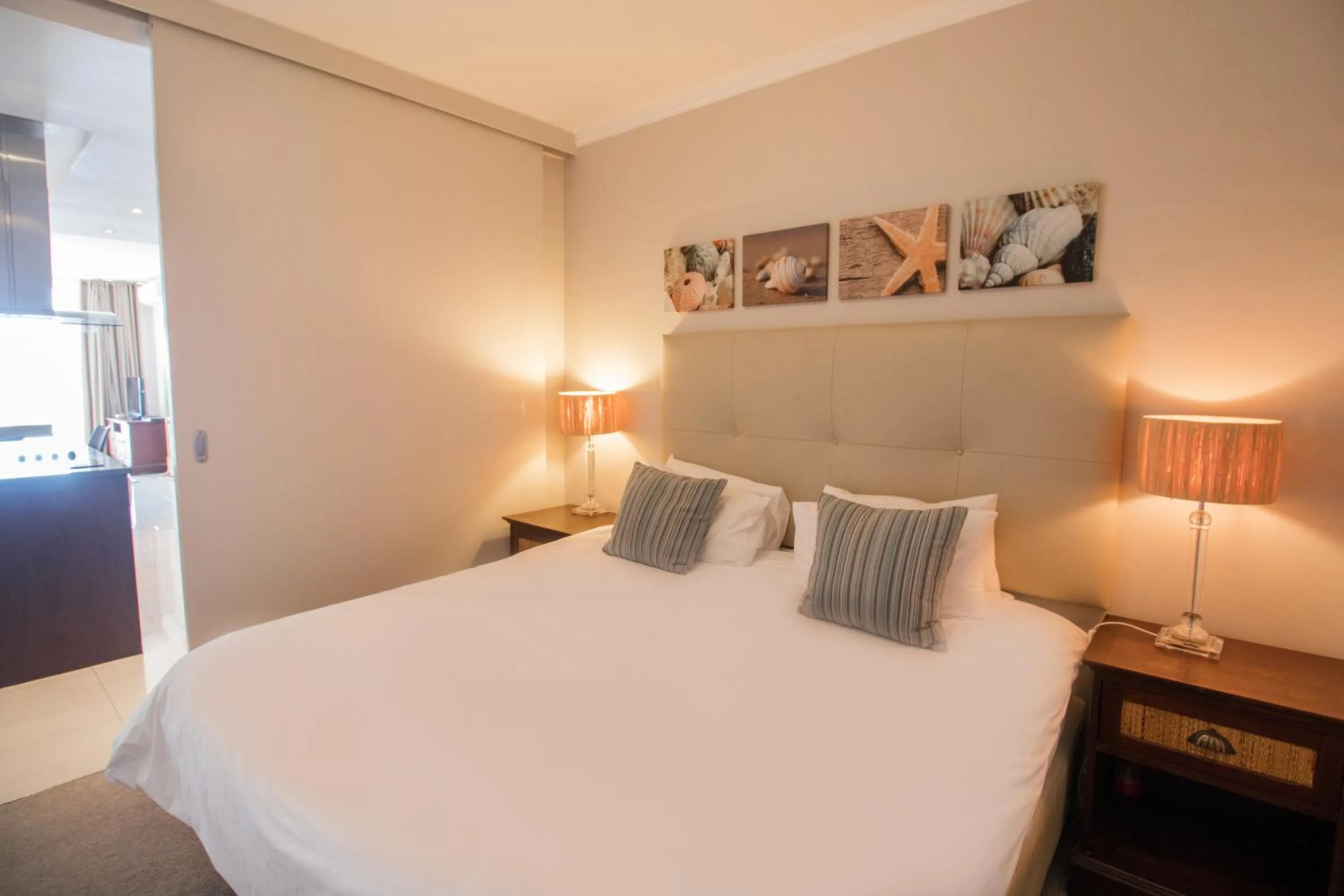 Camps Bay One Bedroom apartment - luxury stay with sea view