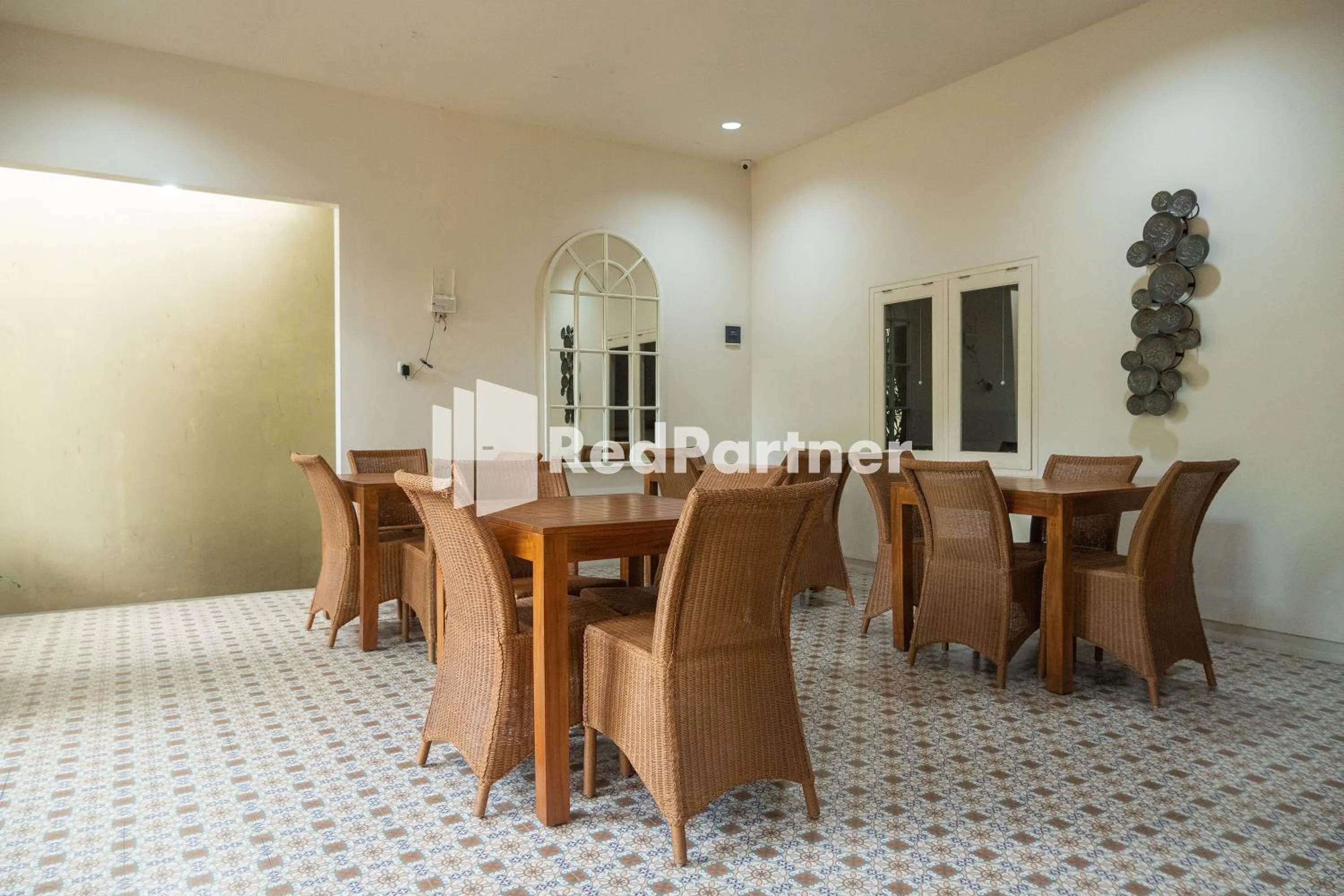 Dining area in Villa Dora Jogja near Malioboro Area Mitra RedDoorz