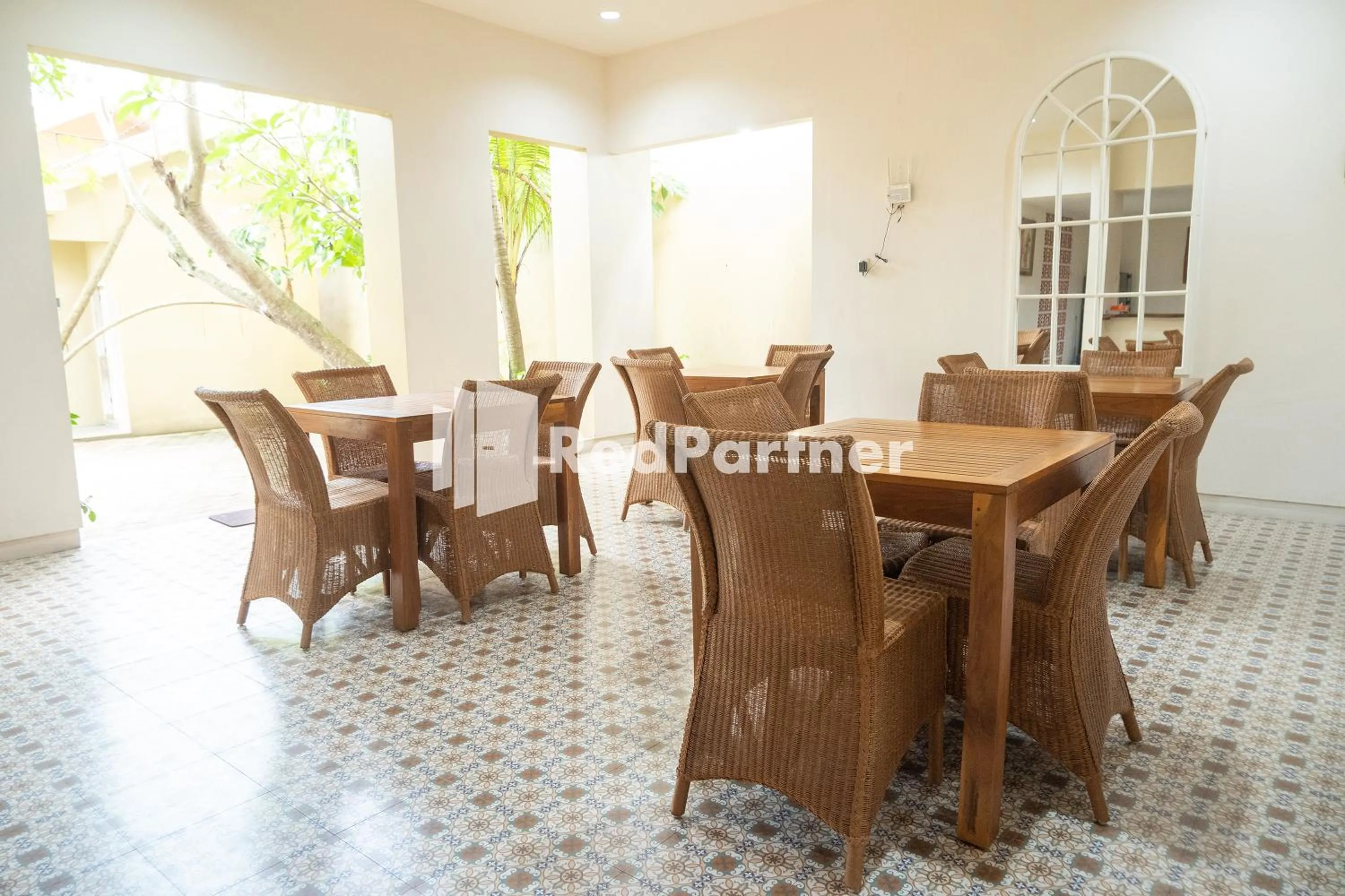 Dining area in Villa Dora Jogja near Malioboro Area Mitra RedDoorz