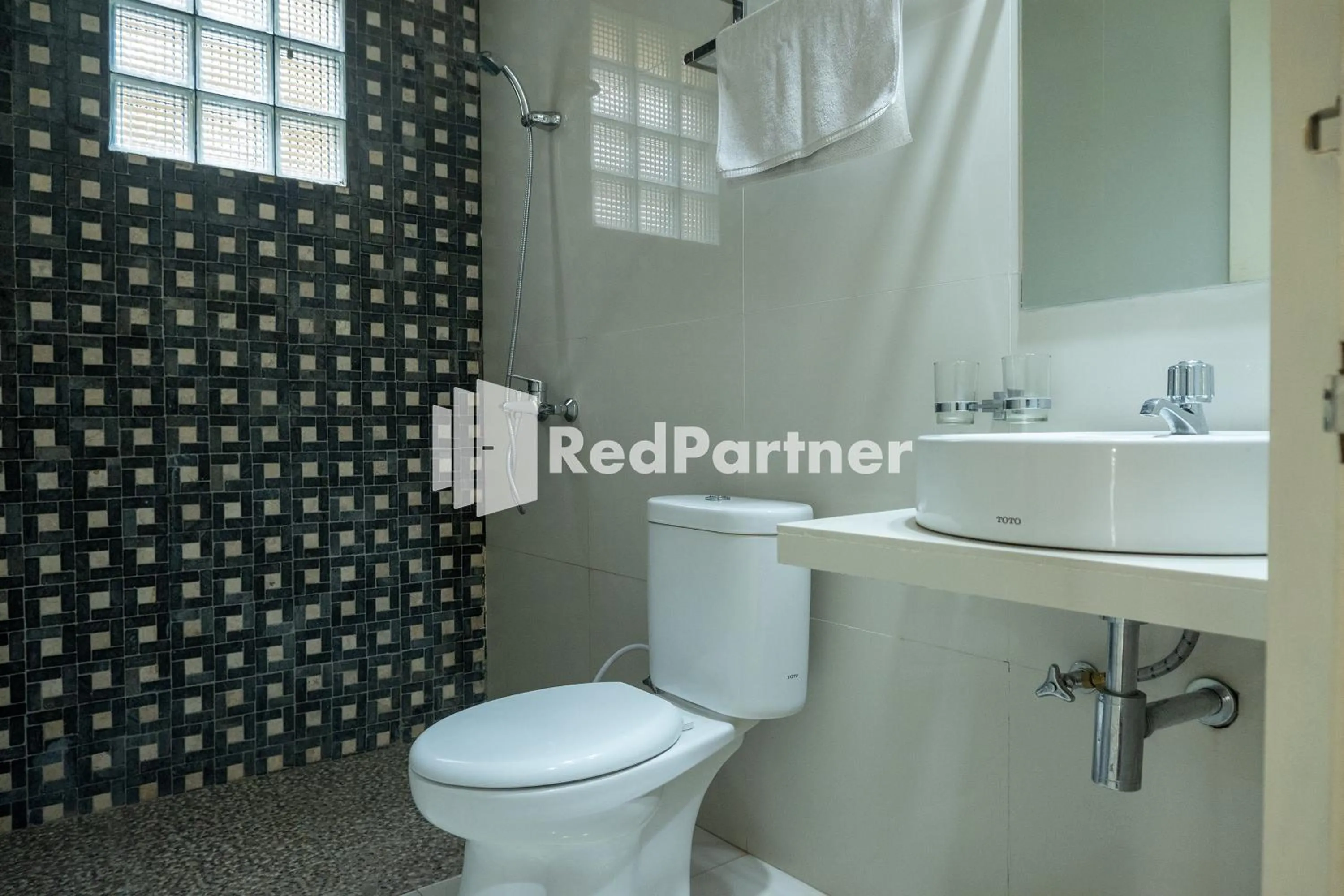 Bathroom in Villa Dora Jogja near Malioboro Area Mitra RedDoorz