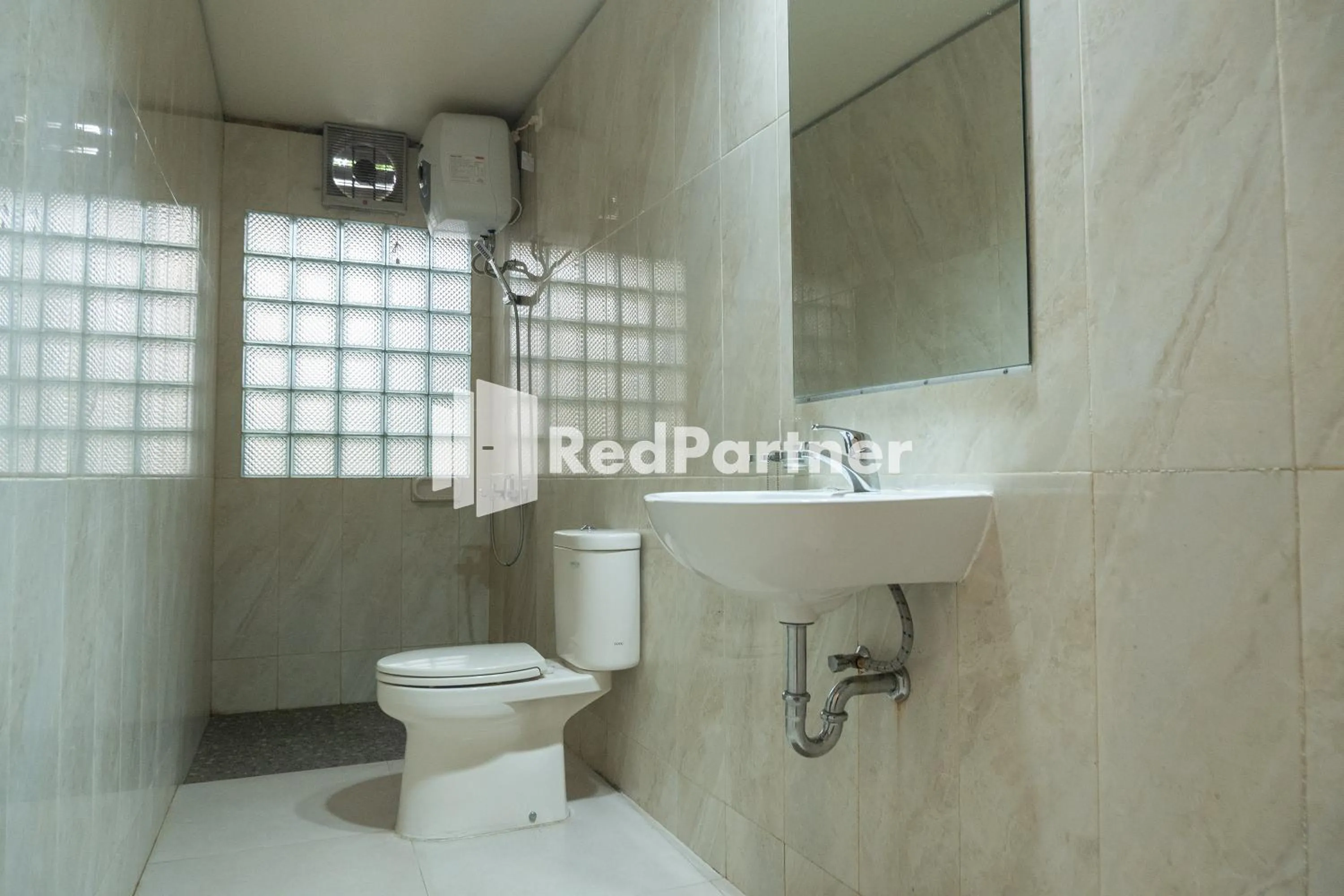 Bathroom in Villa Dora Jogja near Malioboro Area Mitra RedDoorz