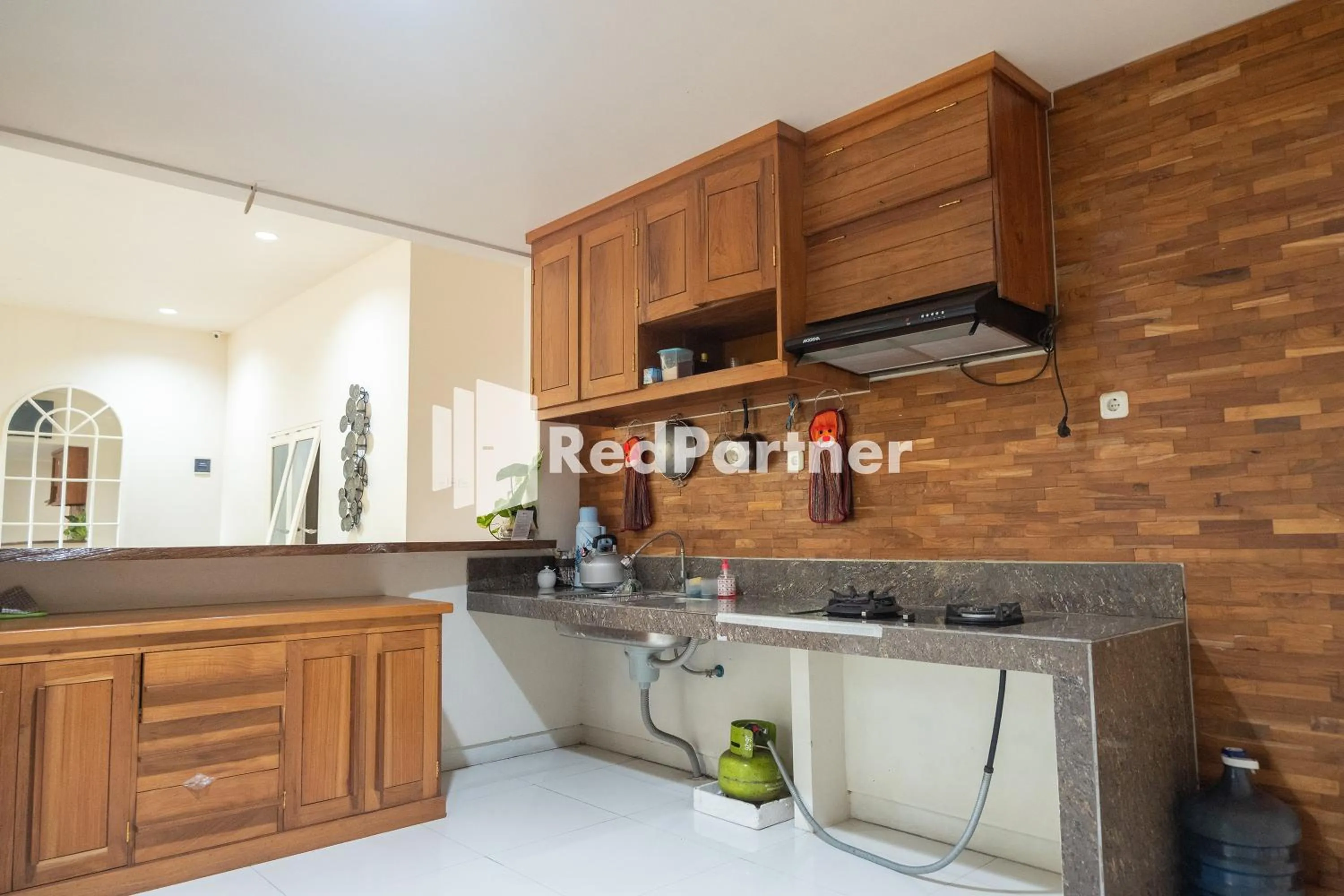 Kitchen or kitchenette in Villa Dora Jogja near Malioboro Area Mitra RedDoorz