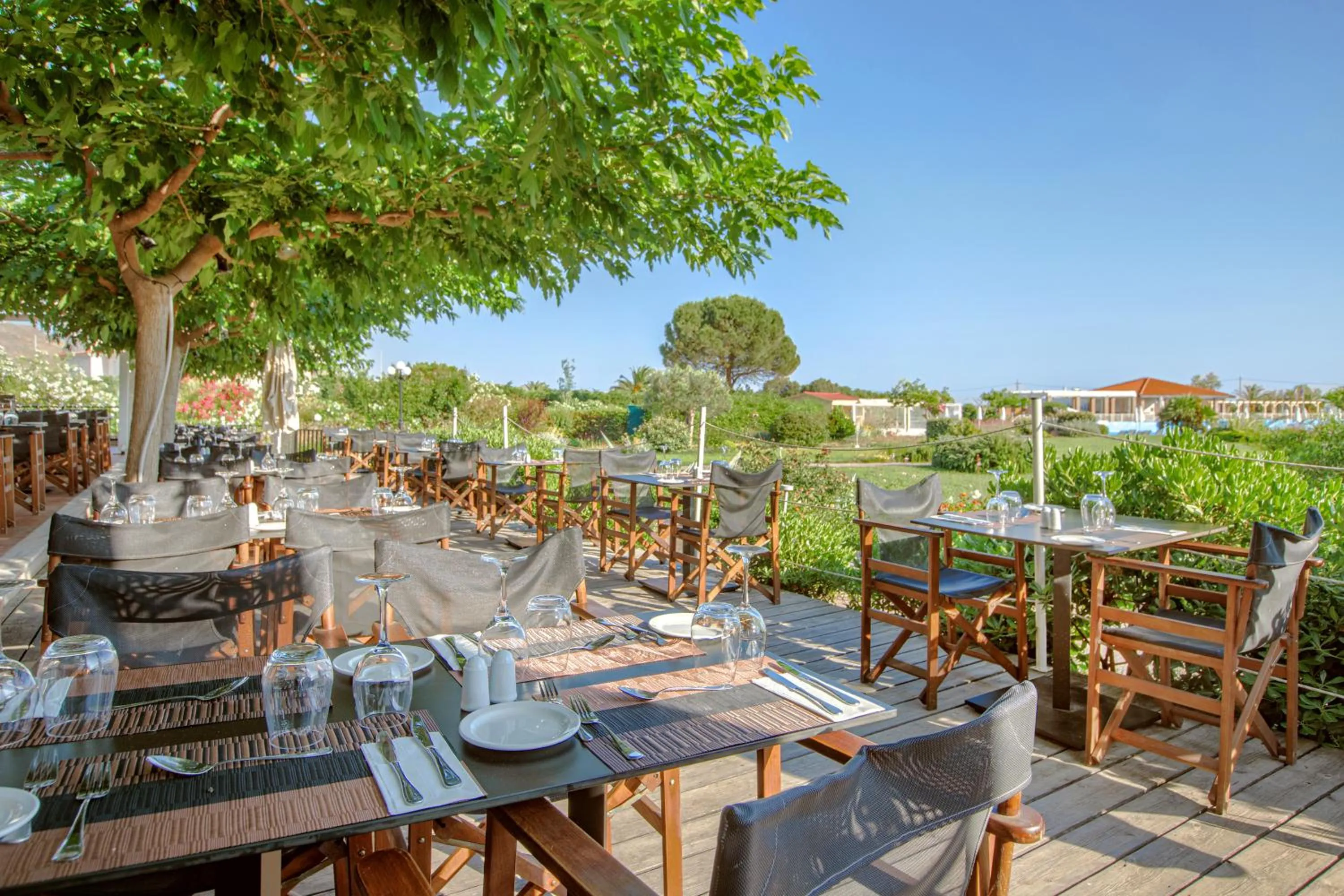 Restaurant/places to eat in Aeolian Village Beach Resort