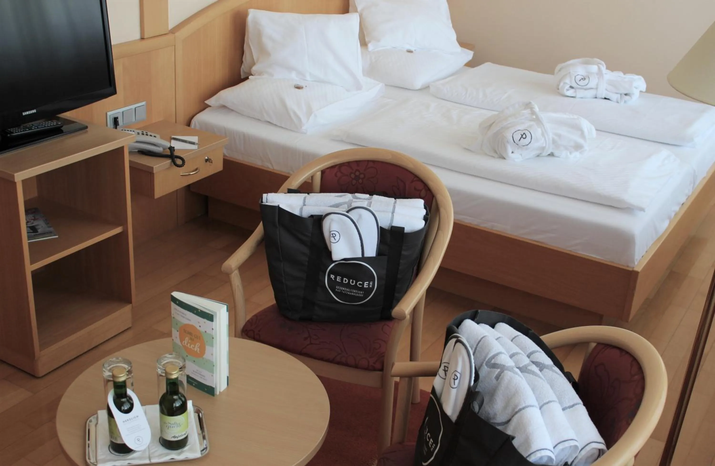 Seating area, Bed in Reduce Hotel Vital