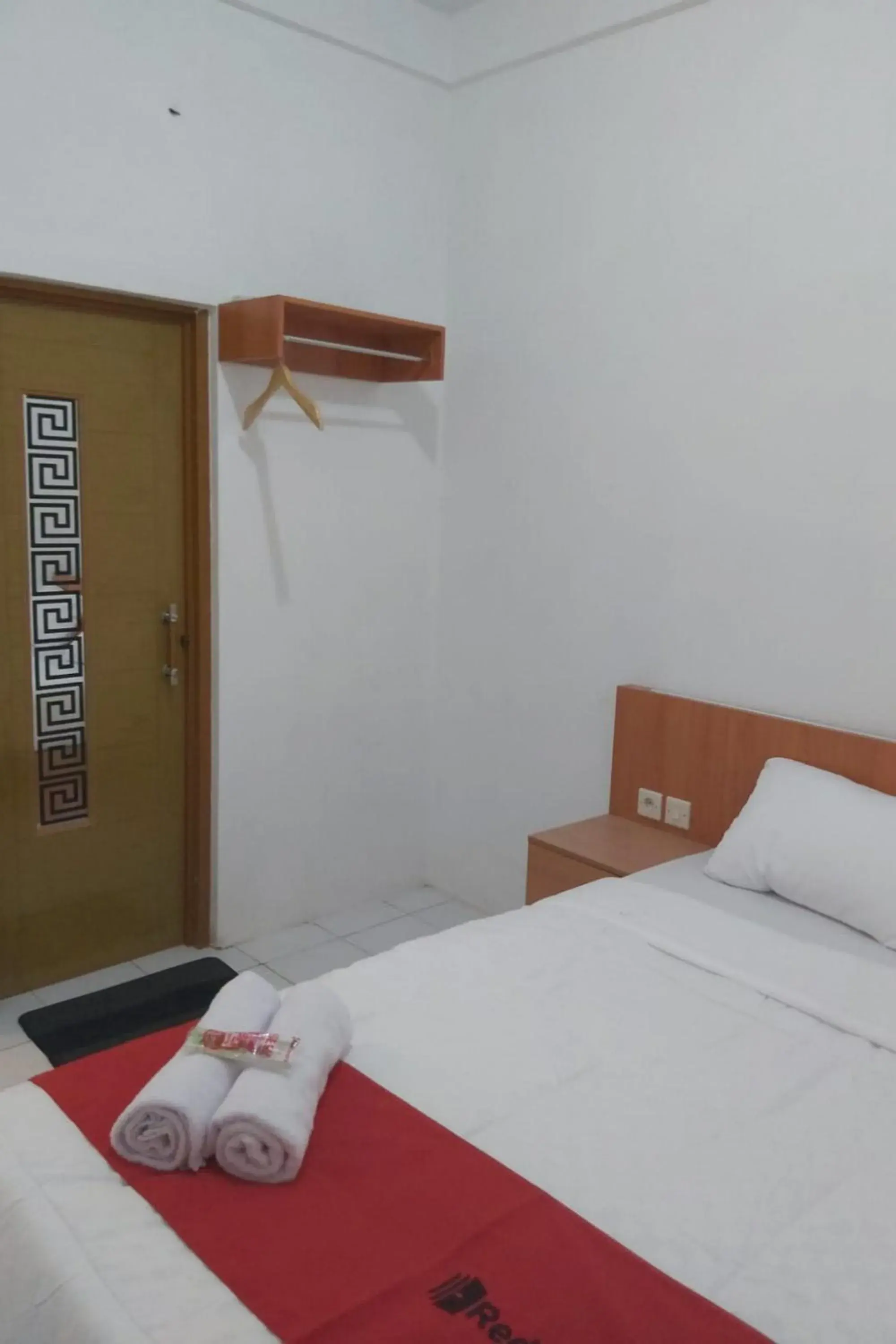 Bed in RedDoorz near GOR UNY Bed in RedDoorz near GOR UNY