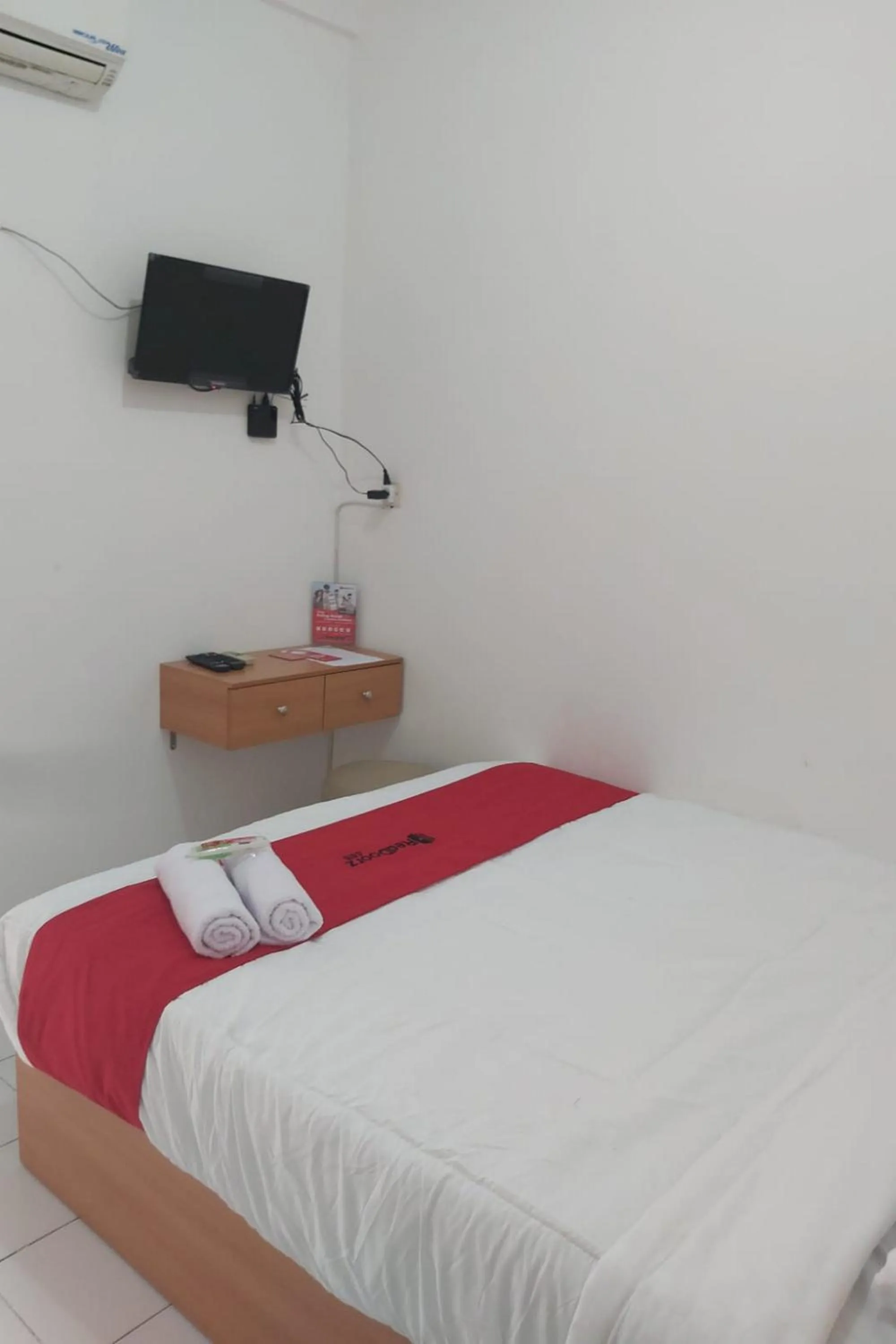 Bed in RedDoorz near GOR UNY