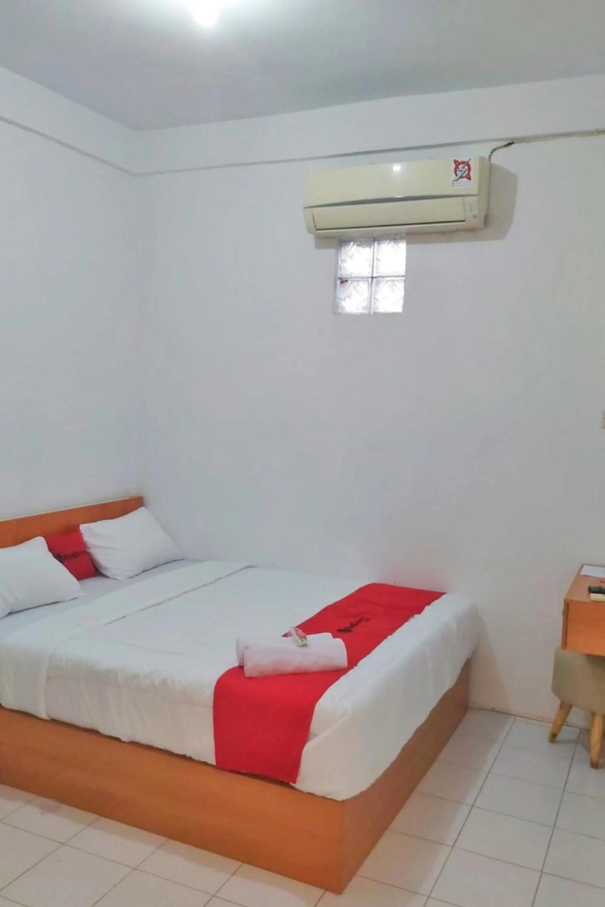 Bed in RedDoorz near GOR UNY