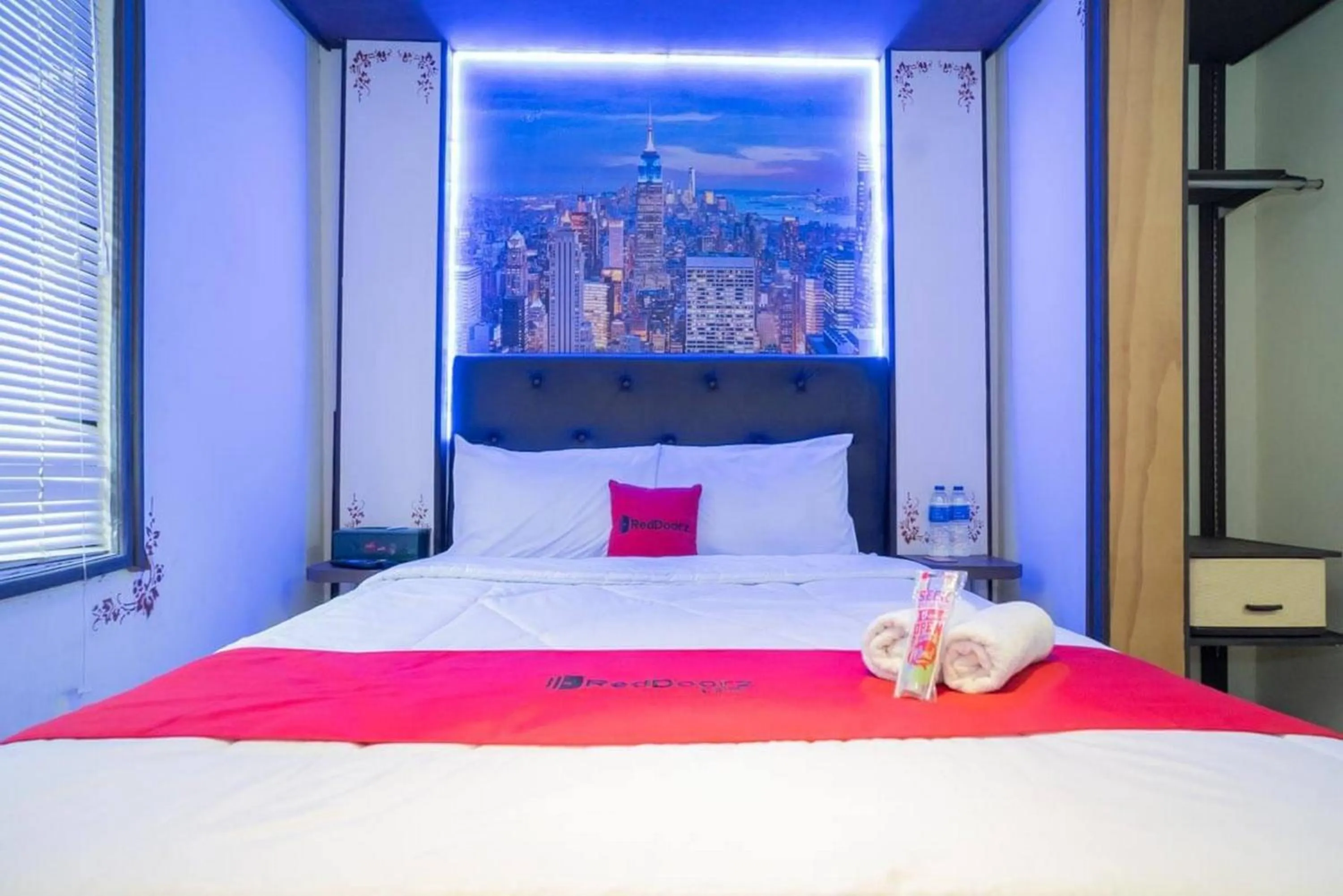 Bedroom, Bed in RedDoorz Plus @ Pondok Labu