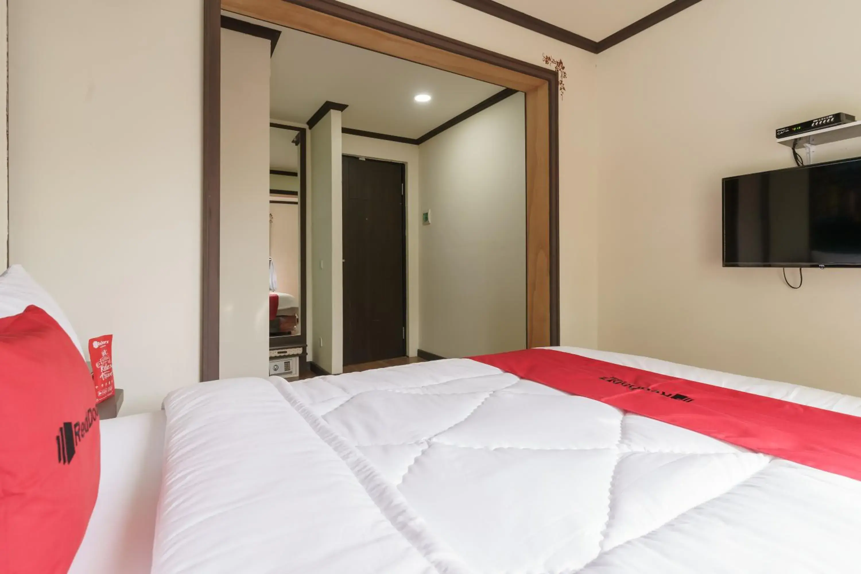 Bed in RedDoorz Plus @ Pondok Labu Bed in RedDoorz Plus @ Pondok Labu